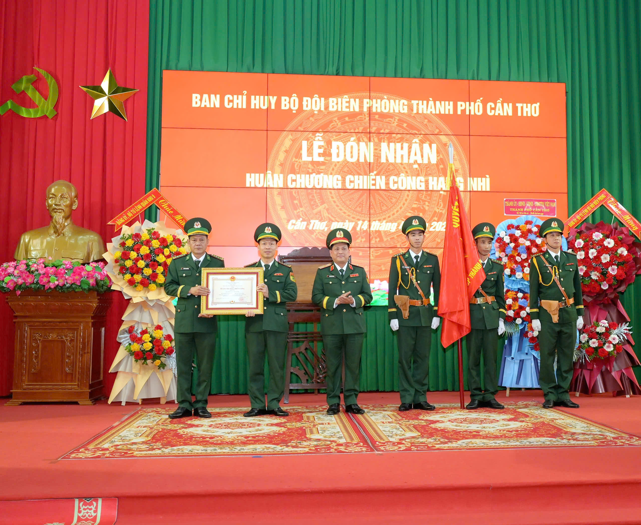 Bộ đội biên phòng Cần Thơ nhận Huân chương Chiến công hạng nhì - Ảnh 1.