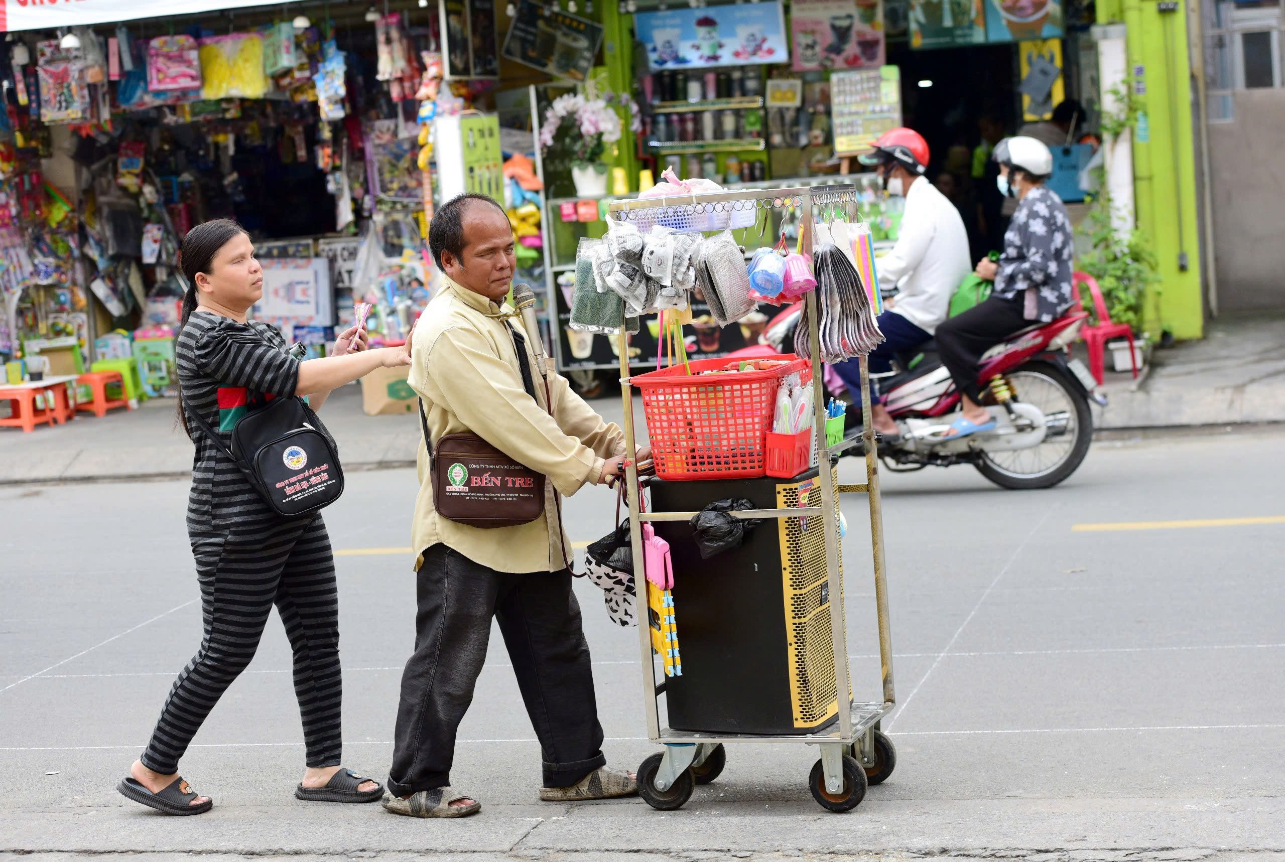 Người khuyết tật không muốn bị thương hại và cả... 'tâng bốc' - Ảnh 2.