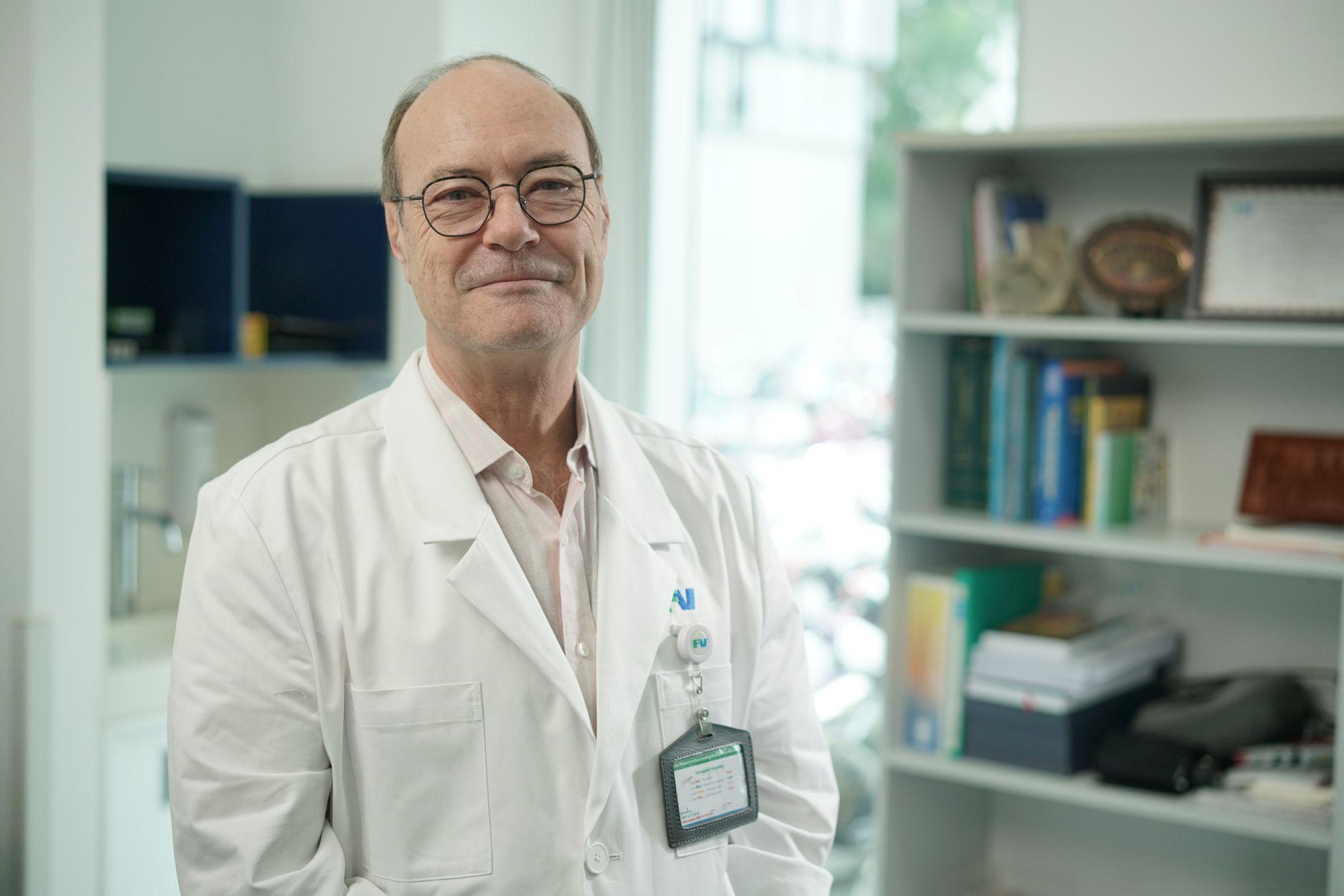 ‘Phù thủy phẫu thuật bàn tay’ trở lại Việt Nam - Ảnh 1.