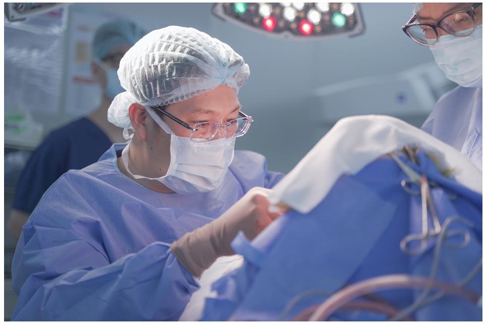 Cứu khỏi ám ảnh kính cắm khắp sọ cho bệnh nhân ngoại quốc - Ảnh 1.