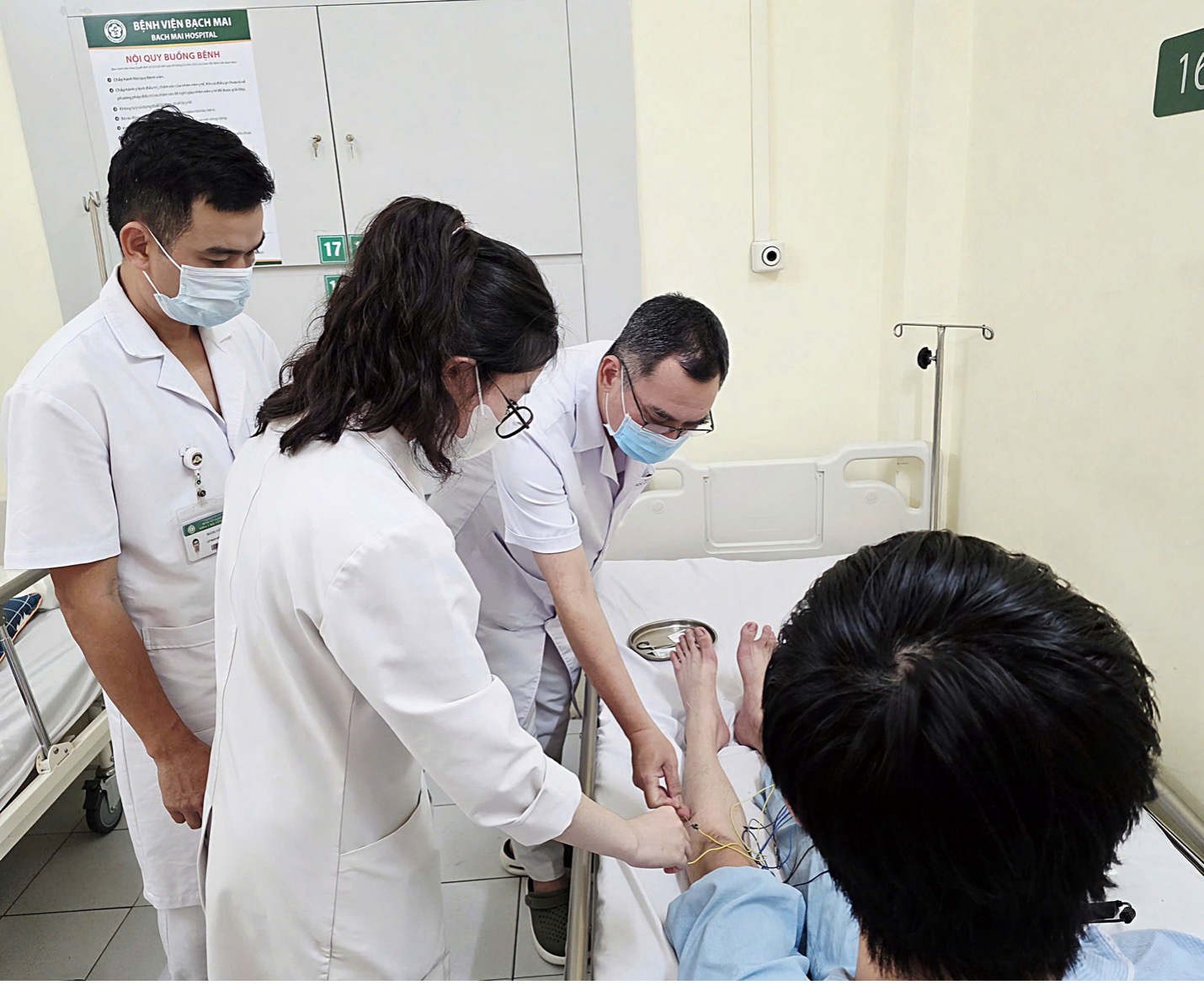 khoanh chân - Ảnh 1.