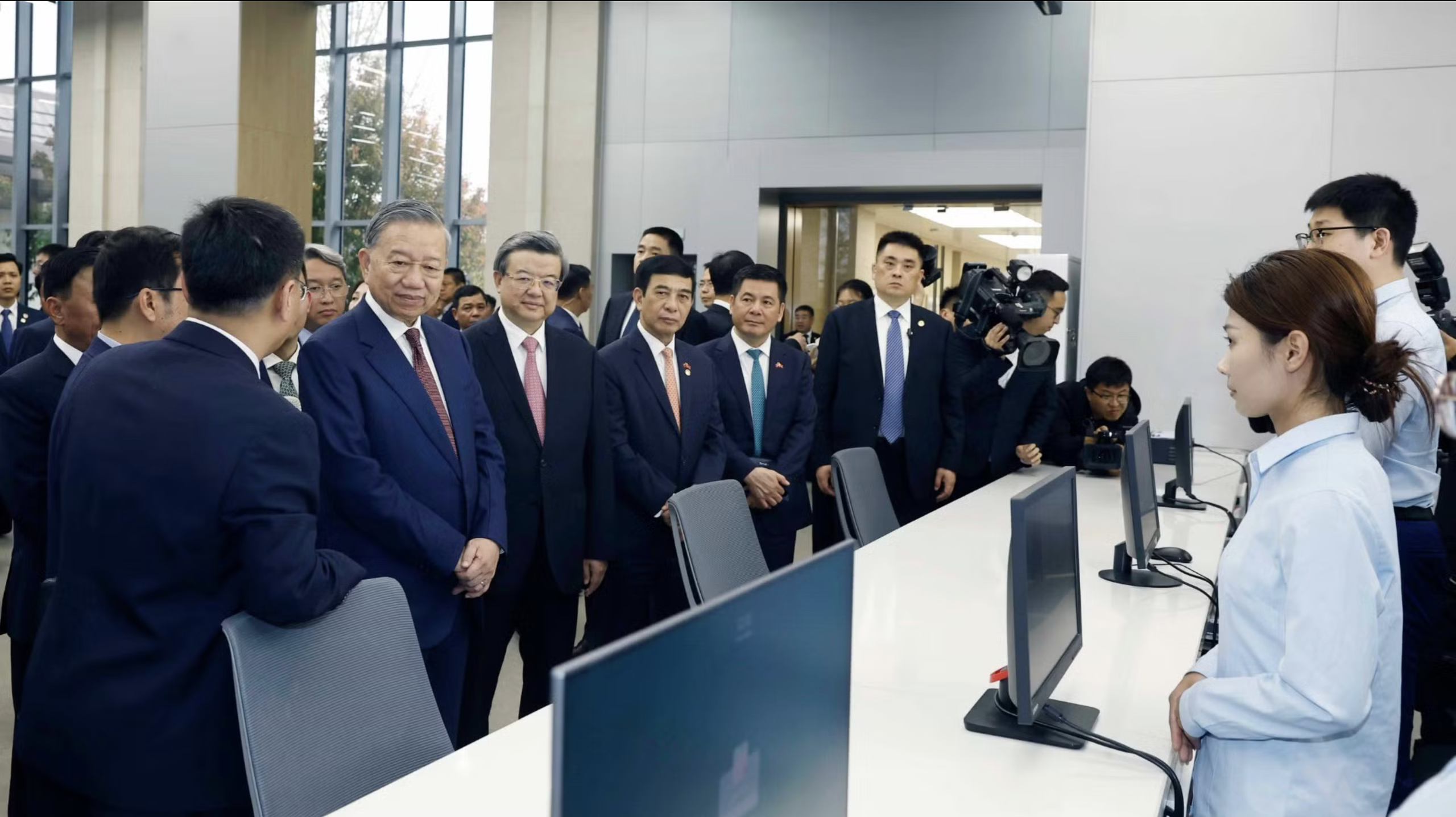 Đại diện tỉnh Hà Bắc trao đổi kinh nghiệm xây dựng Khu mới Hùng An - Ảnh: TTXVN