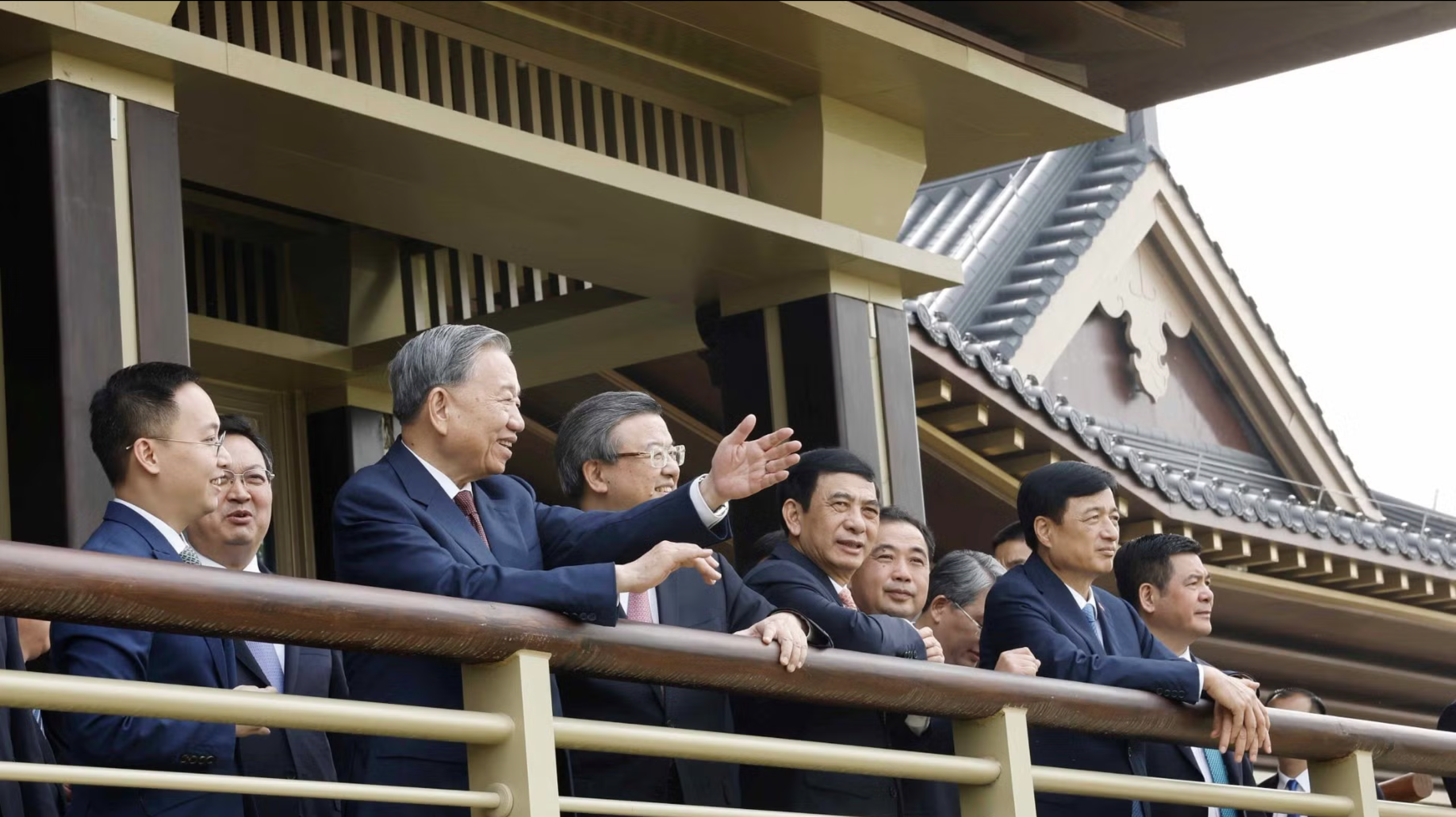 Tổng Bí thư, Chủ tịch nước Tô Lâm và các đại biểu Việt Nam tại Khu mới Hùng An ngày 14-4 - Ảnh: TTXVN