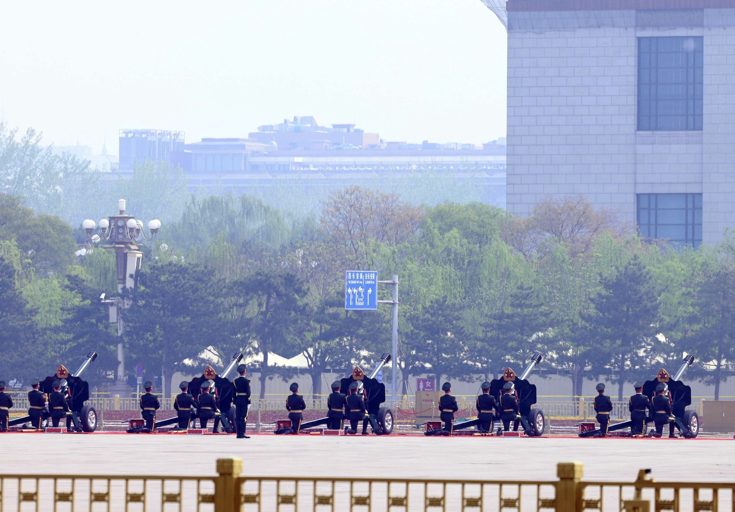 Vietnam Party General Secretary, State President To Lam receives grand state welcome in China - Ảnh 3.