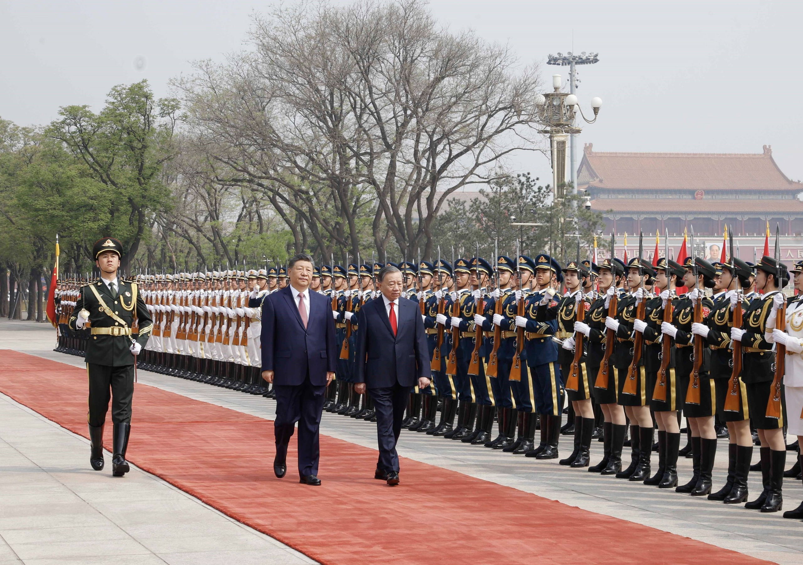 Vietnam Party General Secretary, State President To Lam receives grand state welcome in China - Ảnh 4.