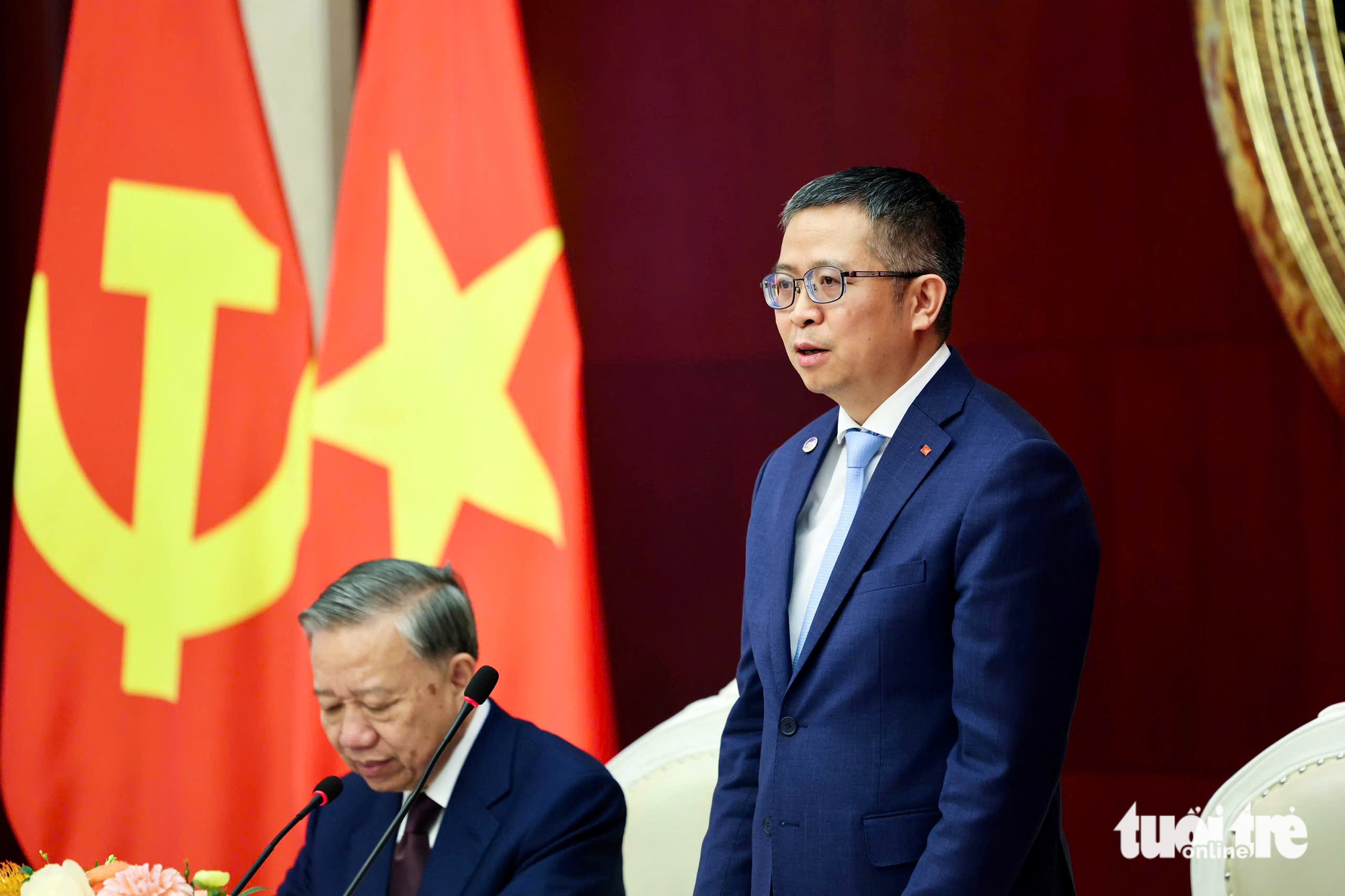 Vietnam’s top leader impressed by China's high-speed rail - Ảnh 2.