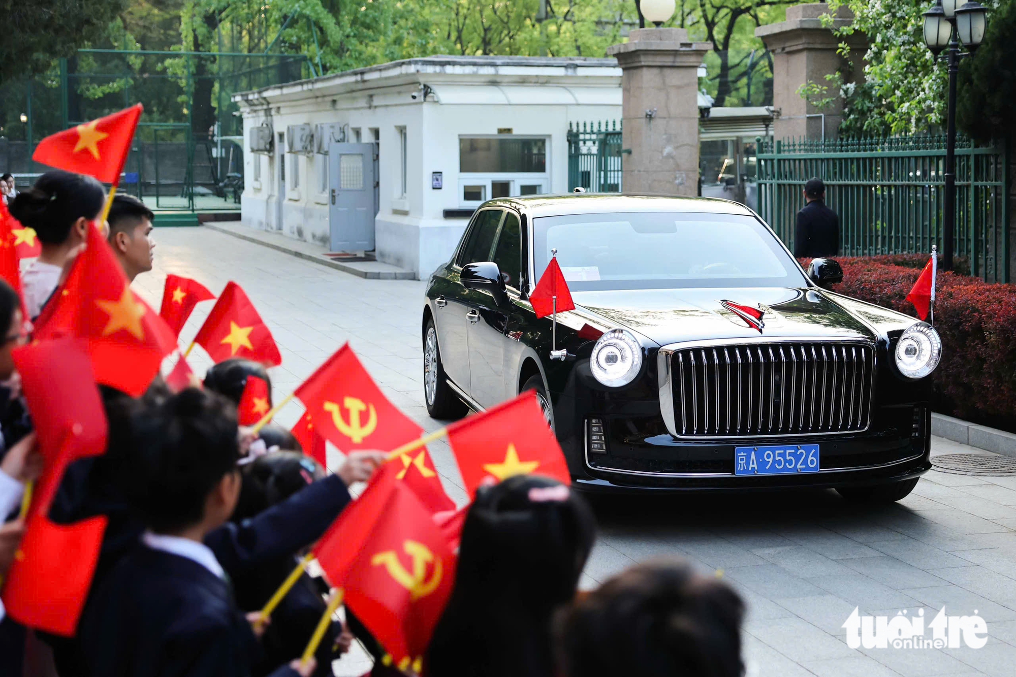 Vietnam’s top leader impressed by China's high-speed rail - Ảnh 3.