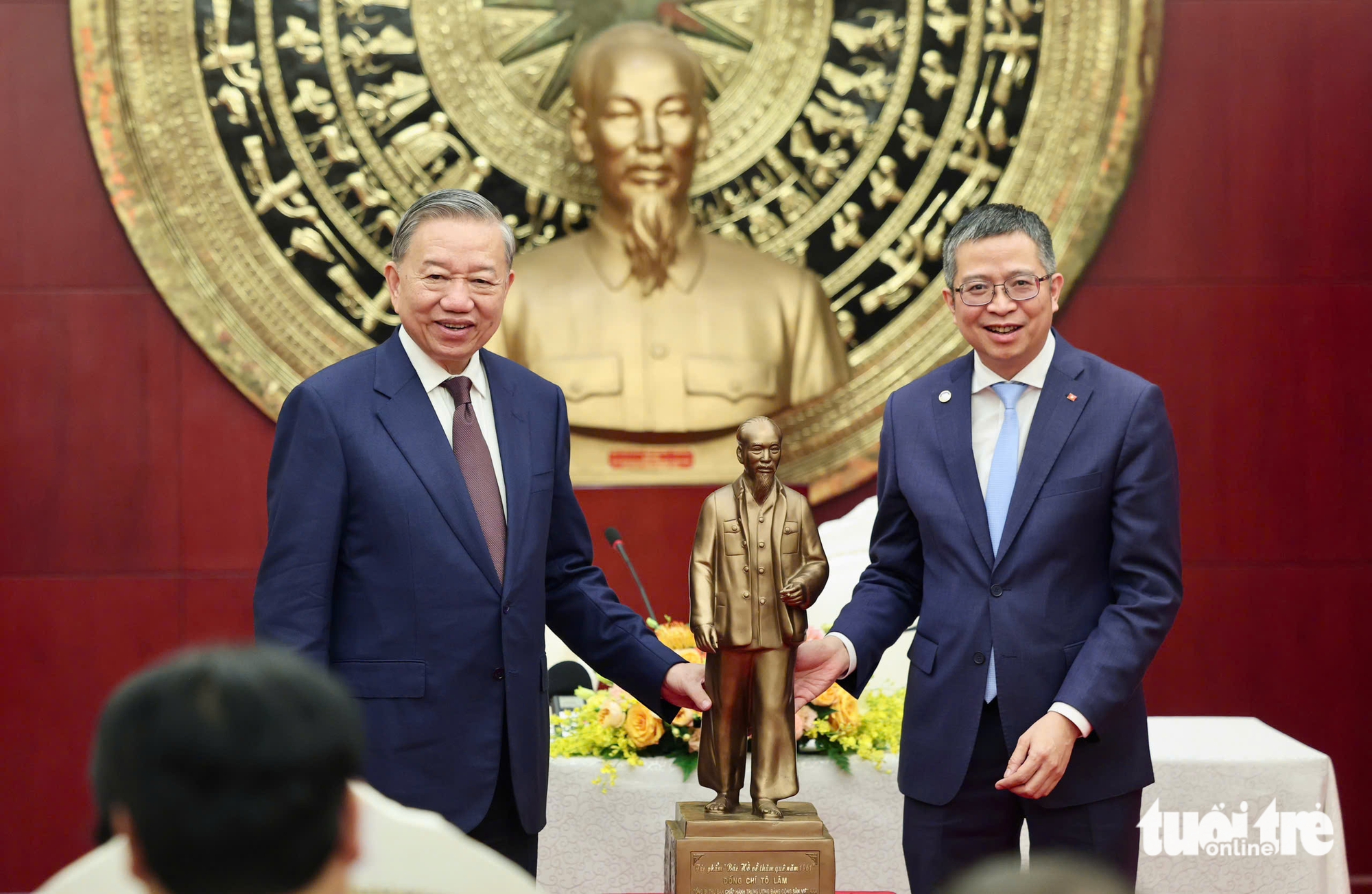 Vietnam’s top leader impressed by China's high-speed rail - Ảnh 9.