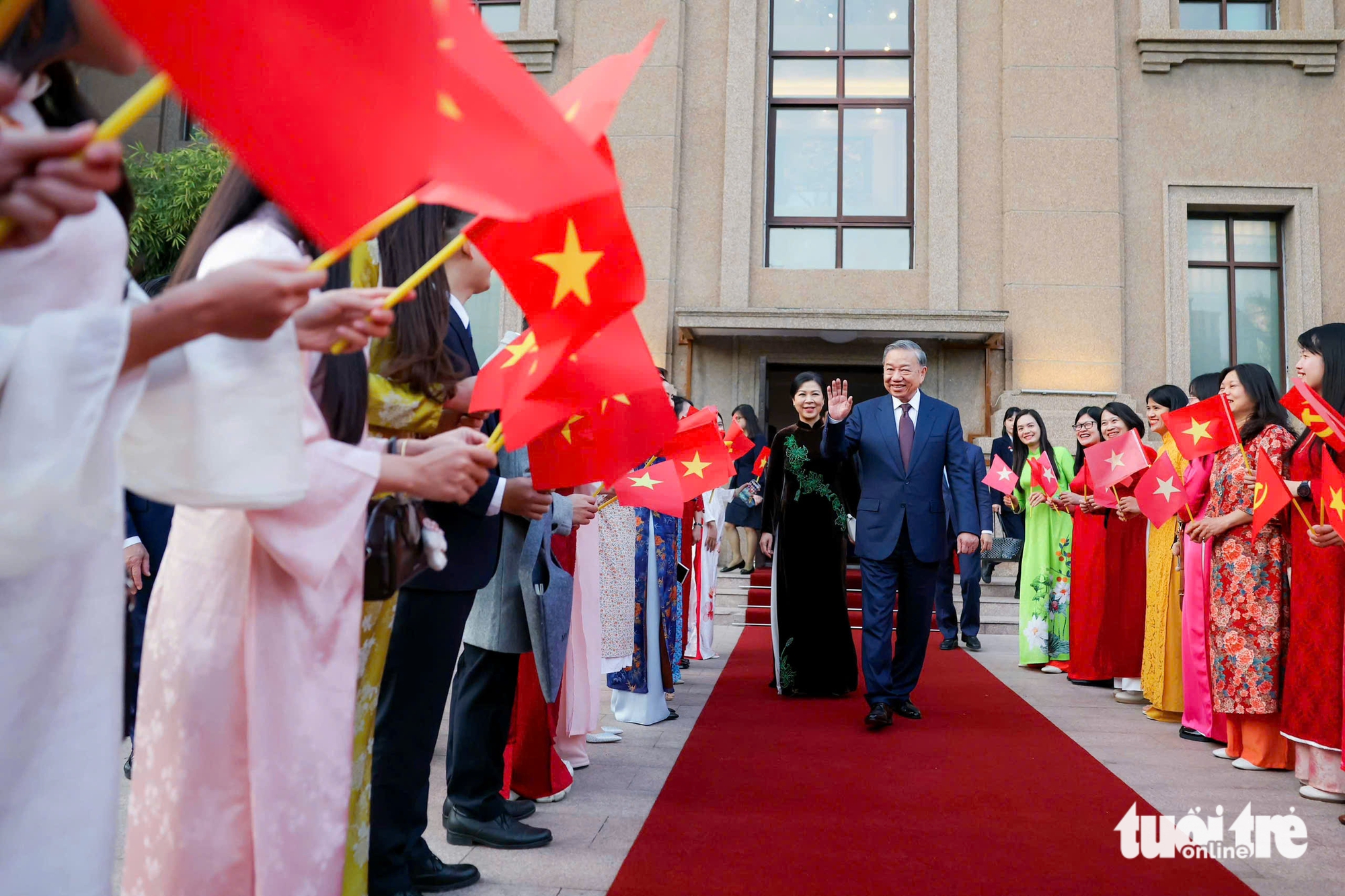 Vietnam’s top leader impressed by China's high-speed rail - Ảnh 10.