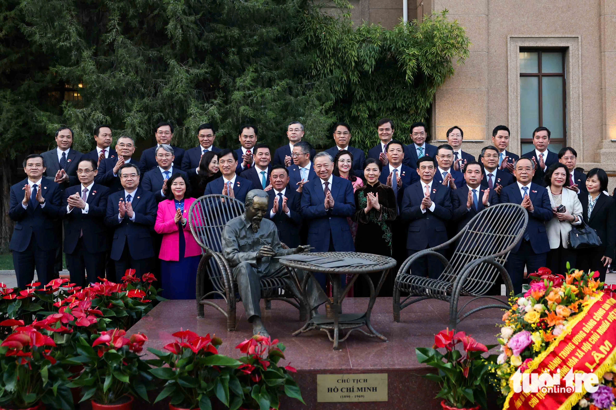 Vietnam’s top leader impressed by China's high-speed rail - Ảnh 11.