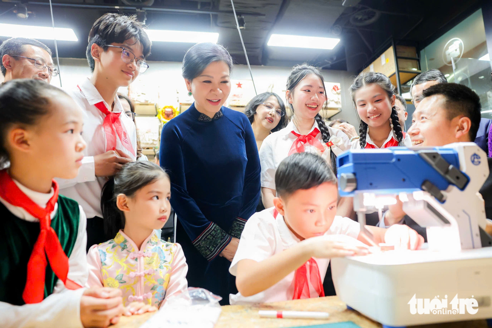 Vietnamese Party chief’s spouse visits youth center in Beijing, highlights child education, exchanges - Ảnh 2. Vietnamese Party chief’s spouse visits youth center in Beijing, highlights child education, exchanges - Ảnh 2.