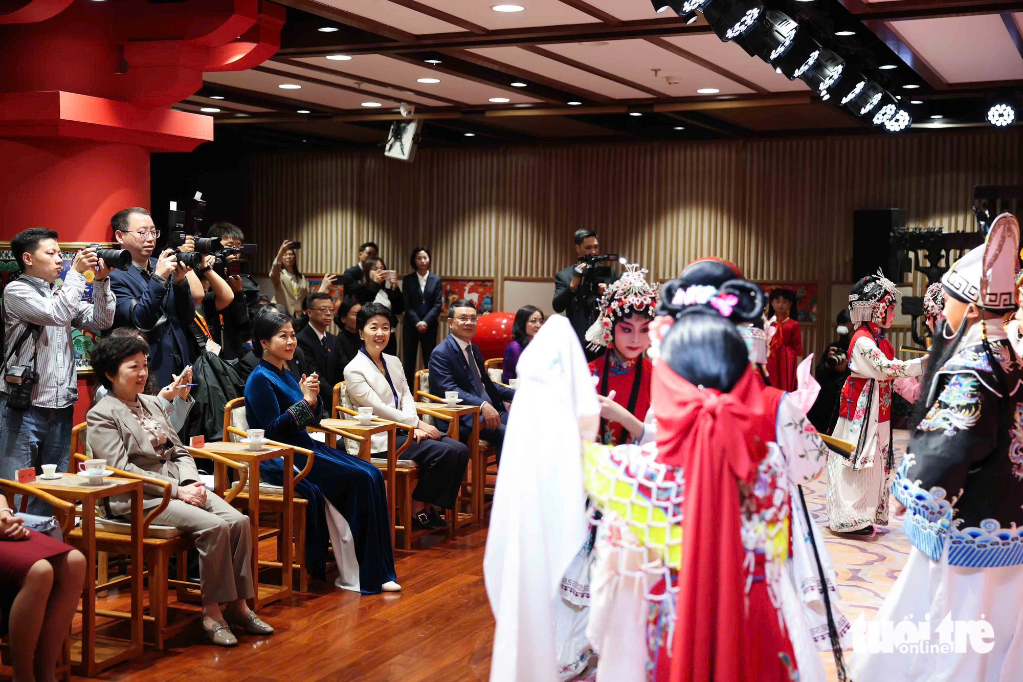 Vietnamese Party chief’s spouse visits youth center in Beijing, highlights child education, exchanges - Ảnh 7. Vietnamese Party chief’s spouse visits youth center in Beijing, highlights child education, exchanges - Ảnh 7.