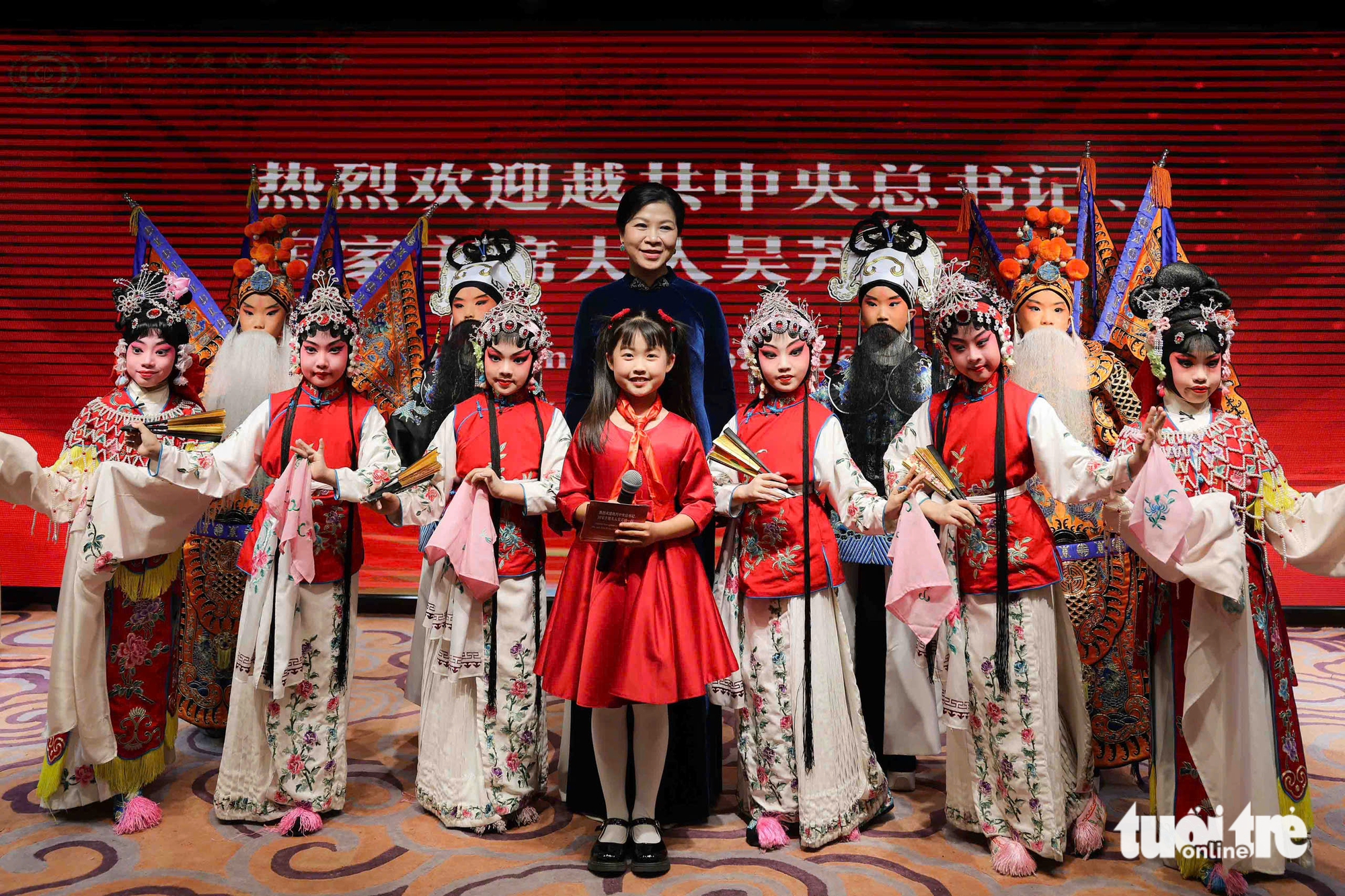 Vietnamese Party chief’s spouse visits youth center in Beijing, highlights child education, exchanges - Ảnh 9. Vietnamese Party chief’s spouse visits youth center in Beijing, highlights child education, exchanges - Ảnh 9.