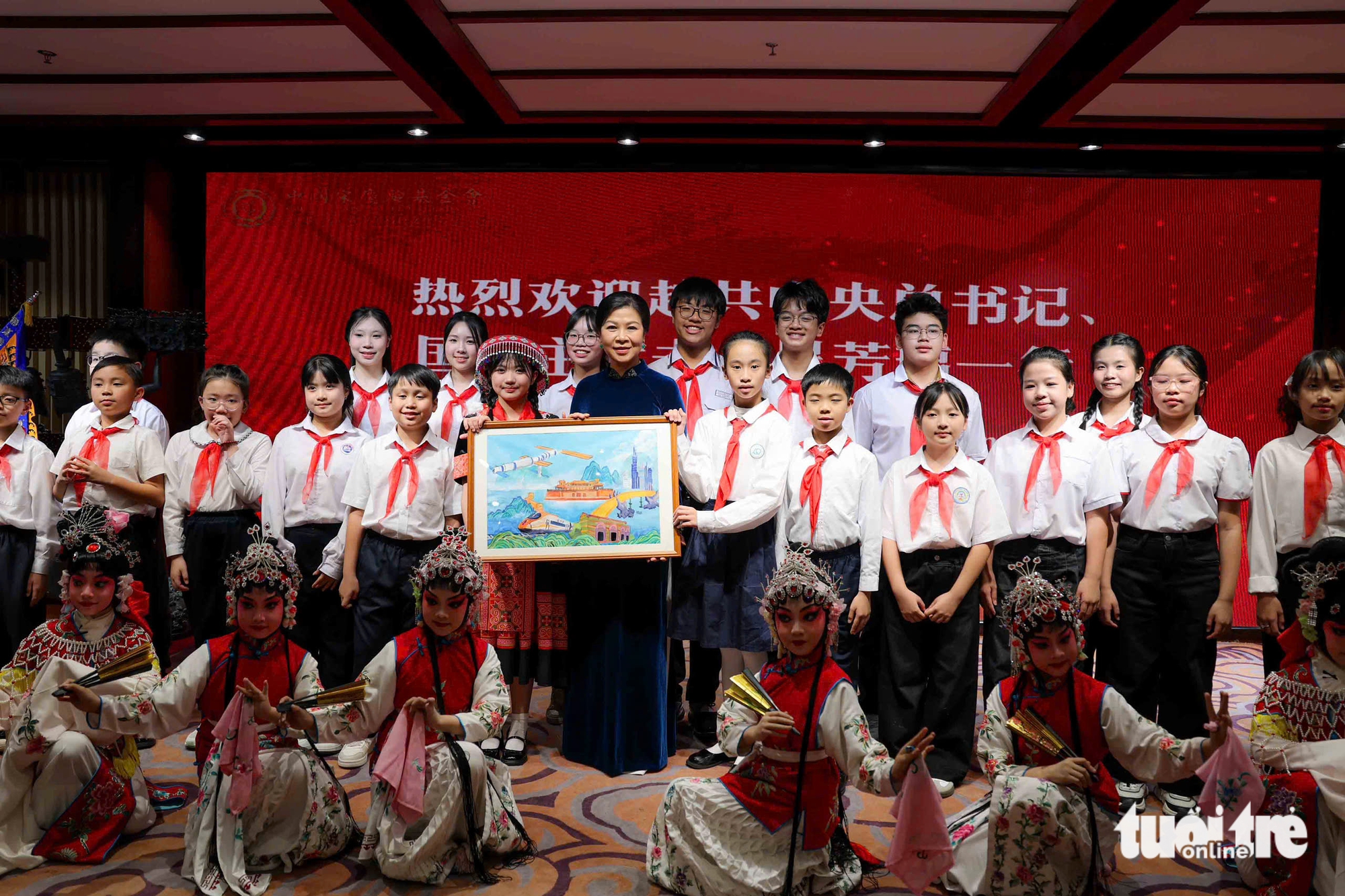 Vietnamese Party chief’s spouse visits youth center in Beijing, highlights child education, exchanges - Ảnh 10. Vietnamese Party chief’s spouse visits youth center in Beijing, highlights child education, exchanges - Ảnh 10.