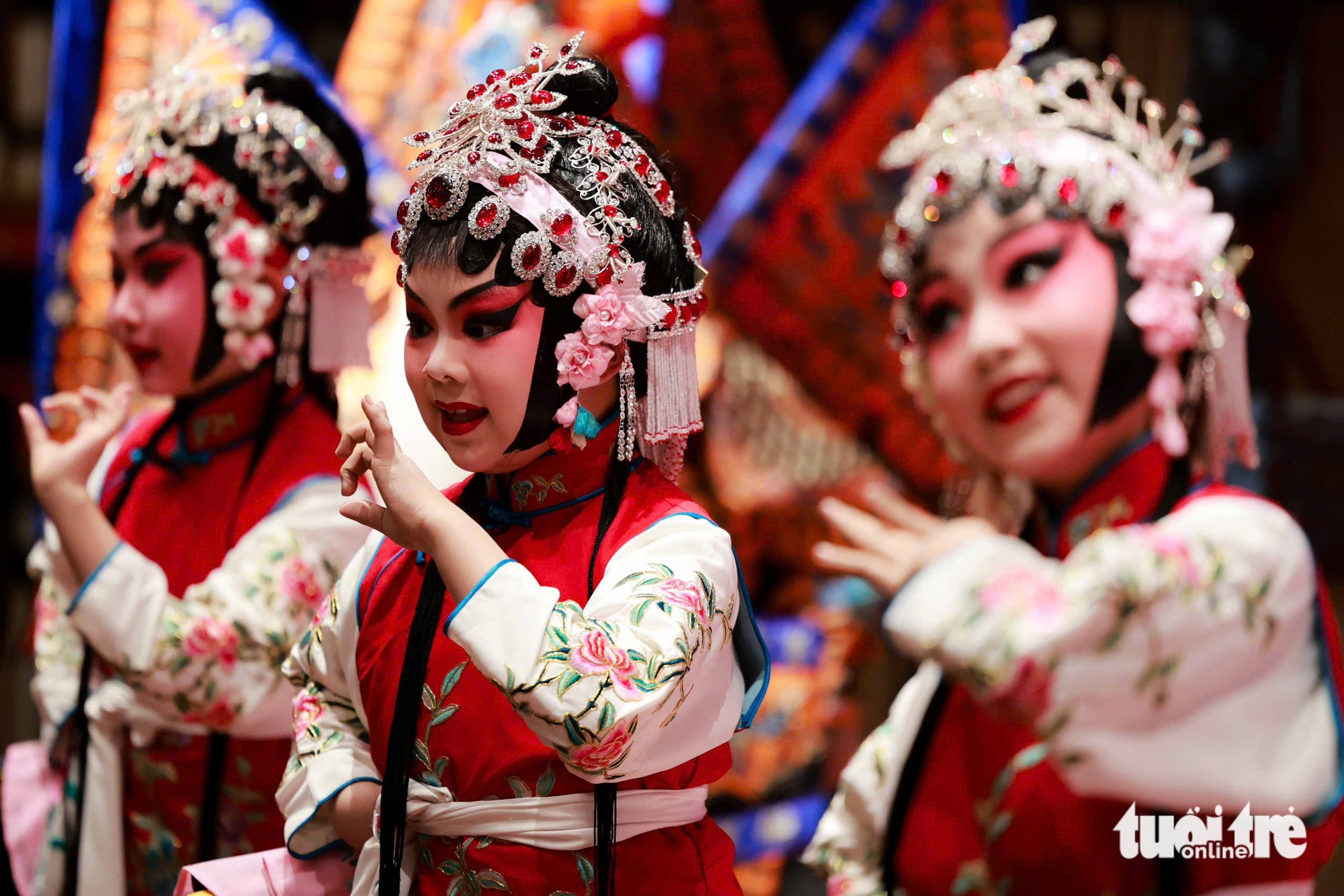 Vietnamese Party chief’s spouse visits youth center in Beijing, highlights child education, exchanges - Ảnh 5.