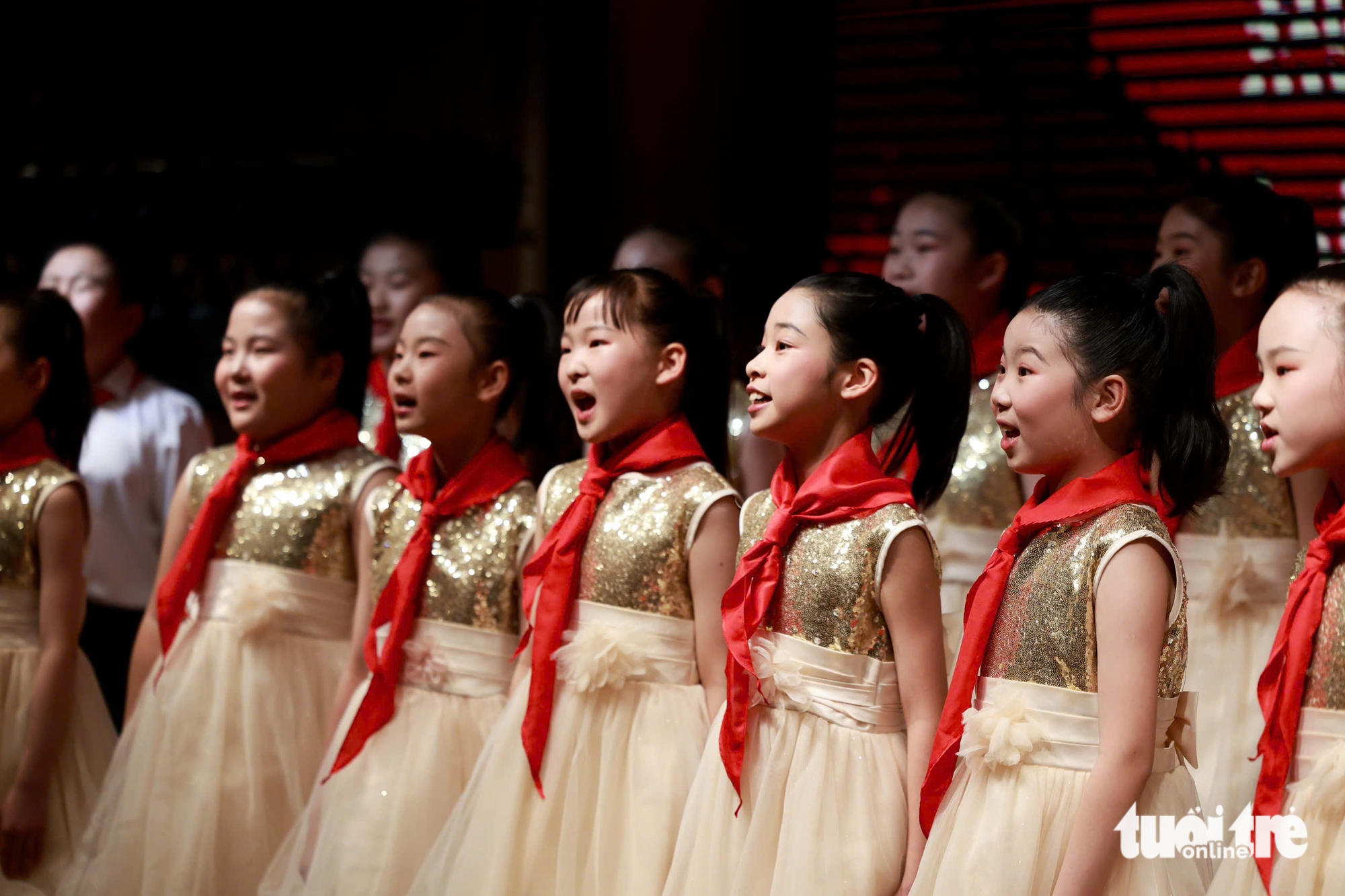 Vietnamese Party chief’s spouse visits youth center in Beijing, highlights child education, exchanges - Ảnh 3.