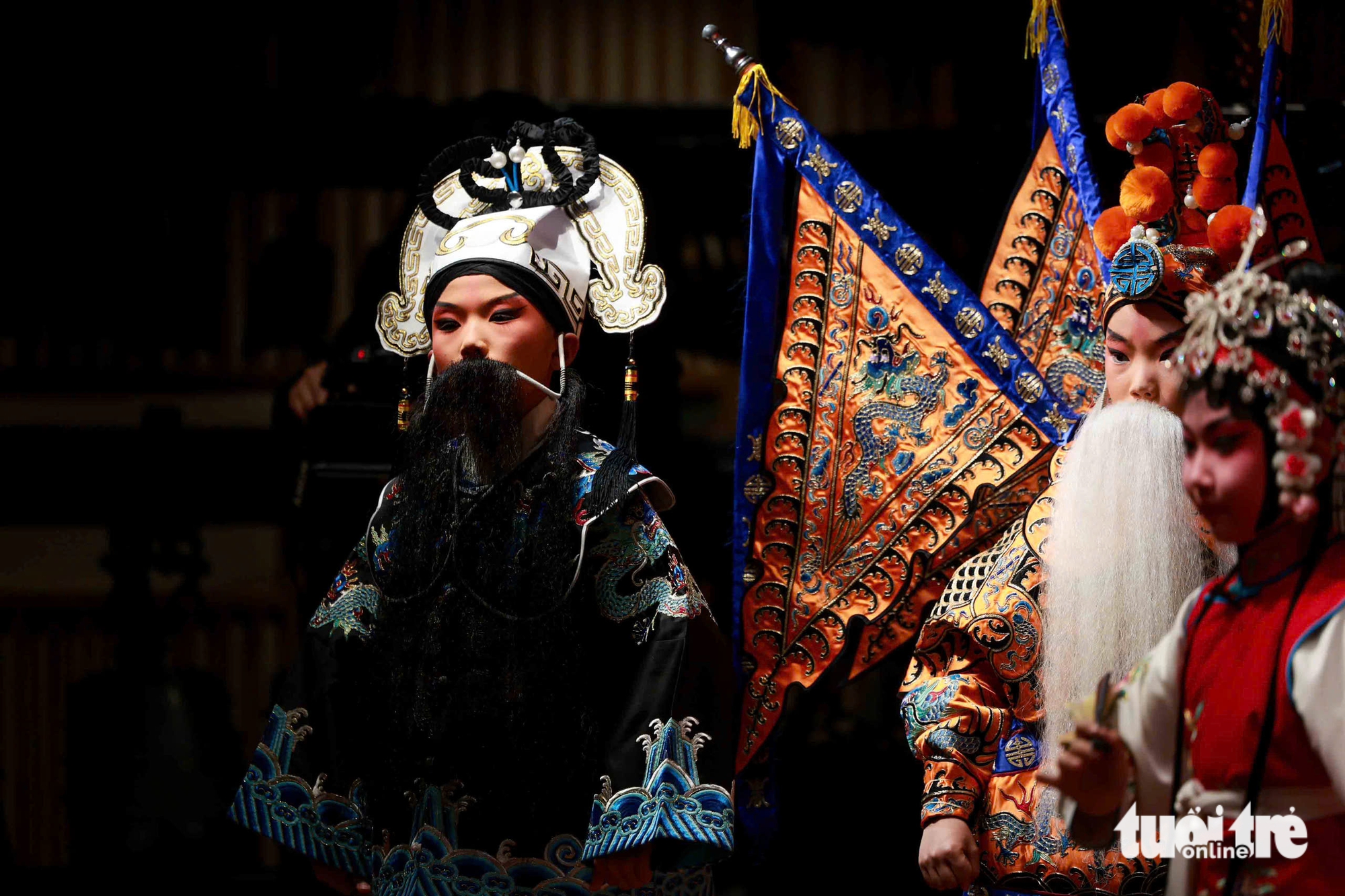 Vietnamese Party chief’s spouse visits youth center in Beijing, highlights child education, exchanges - Ảnh 4.