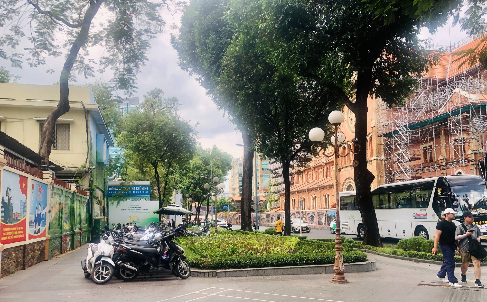 Phường Sài Gòn ủng hộ duy trì bãi giữ xe phục vụ khách đến Đường sách TP.HCM - Ảnh 1.