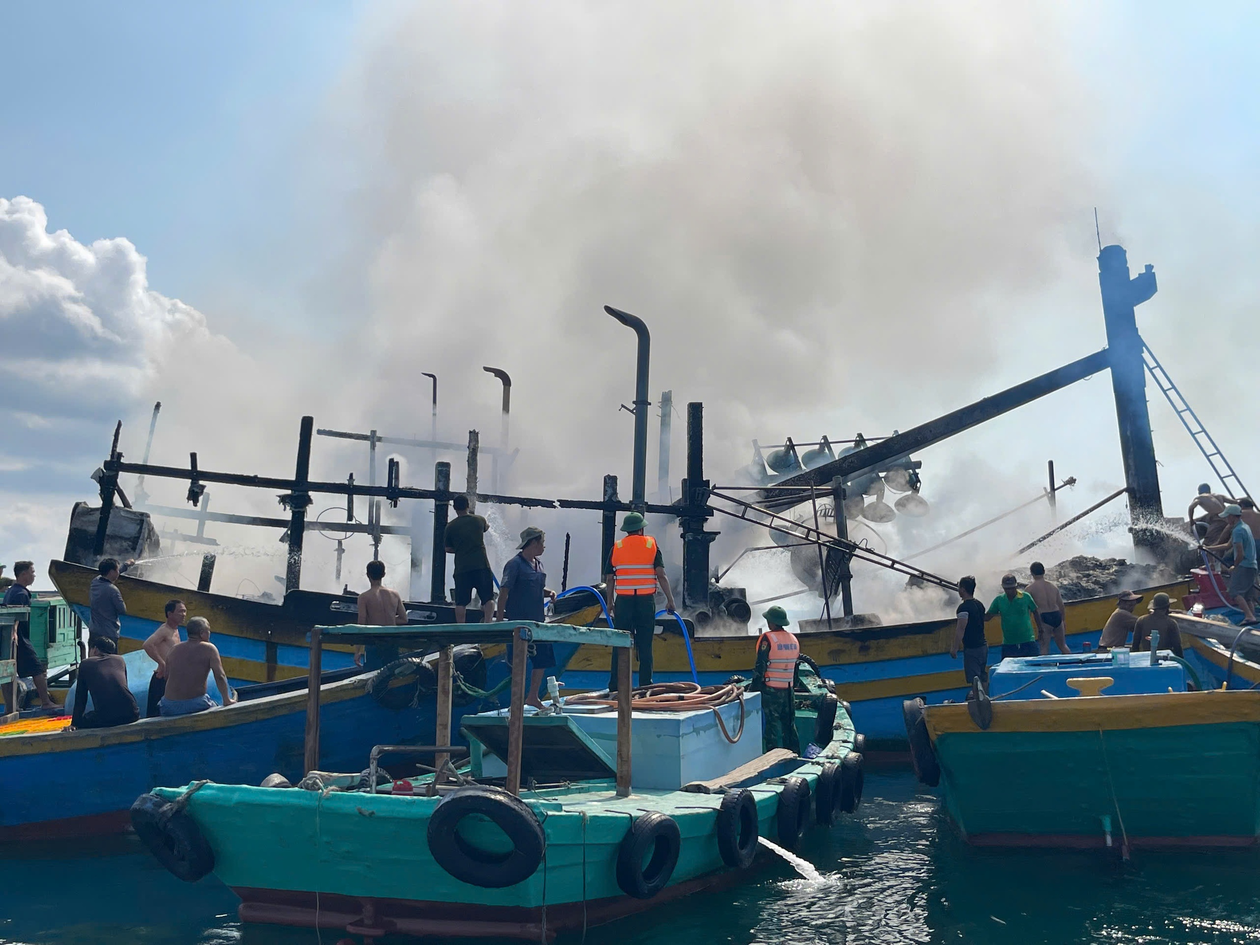 Tàu Cá Hô Bốc Cháy Dữ Dội Trên Biển Phan Thiết: May Mắn Thoát Nạn Nhờ Kịp Thời