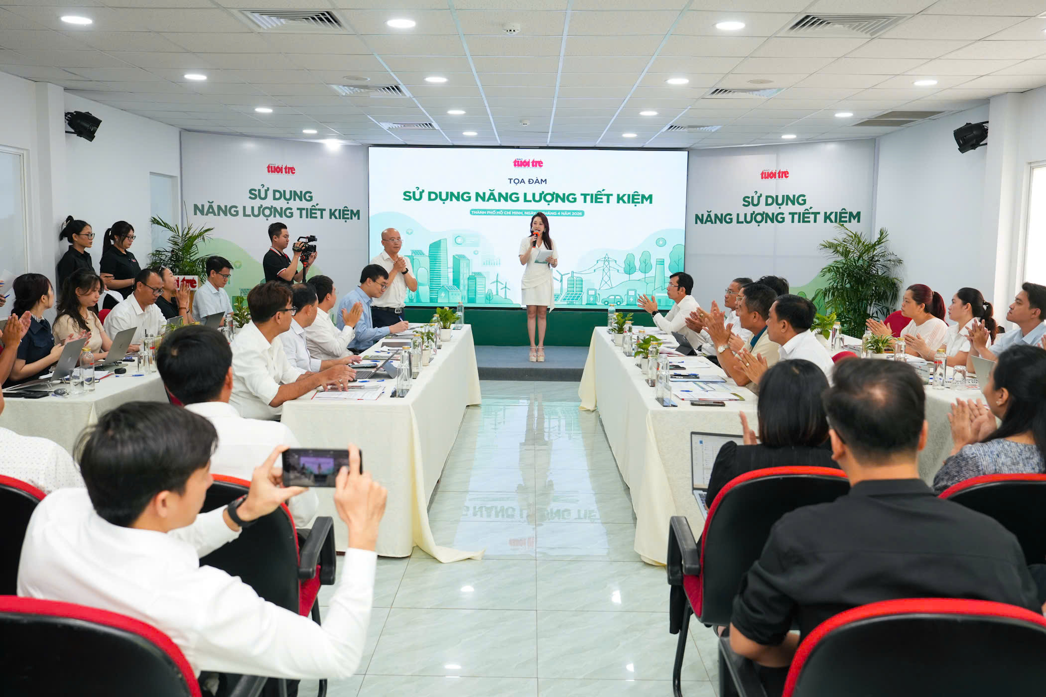 Nhu cầu thực tế khó thay đổi, giải pháp nào để tiết kiệm năng lượng hiệu quả? - Ảnh 1.