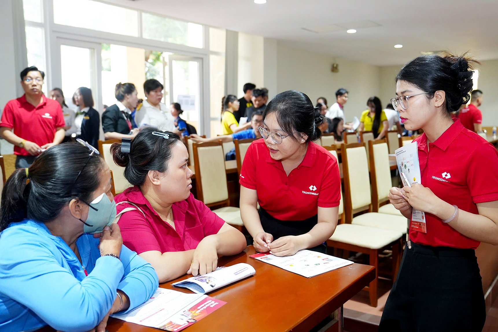 'Cấm' hộ kinh doanh nhỏ xuất hóa đơn: Nhiều bất cập, gây khó cho hộ kinh doanh - Ảnh 2.