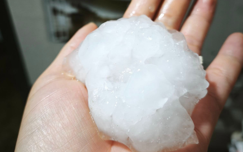 Hailstorm batters Fansipan peak in northern Vietnam - Ảnh 1.