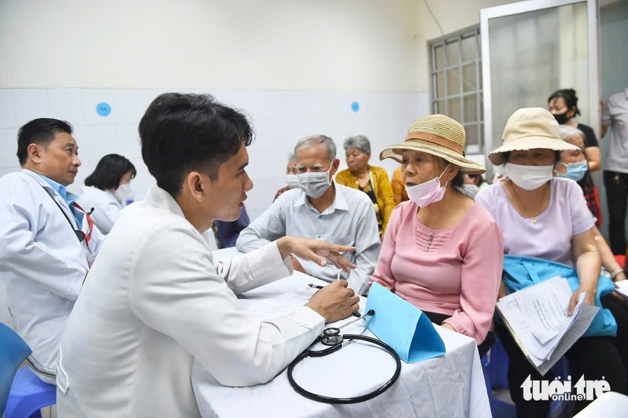 Tin tức sáng 17-4: Hôm nay, 168 trạm y tế ở TP.HCM khám sức khỏe miễn phí cho người dân - Ảnh 1.