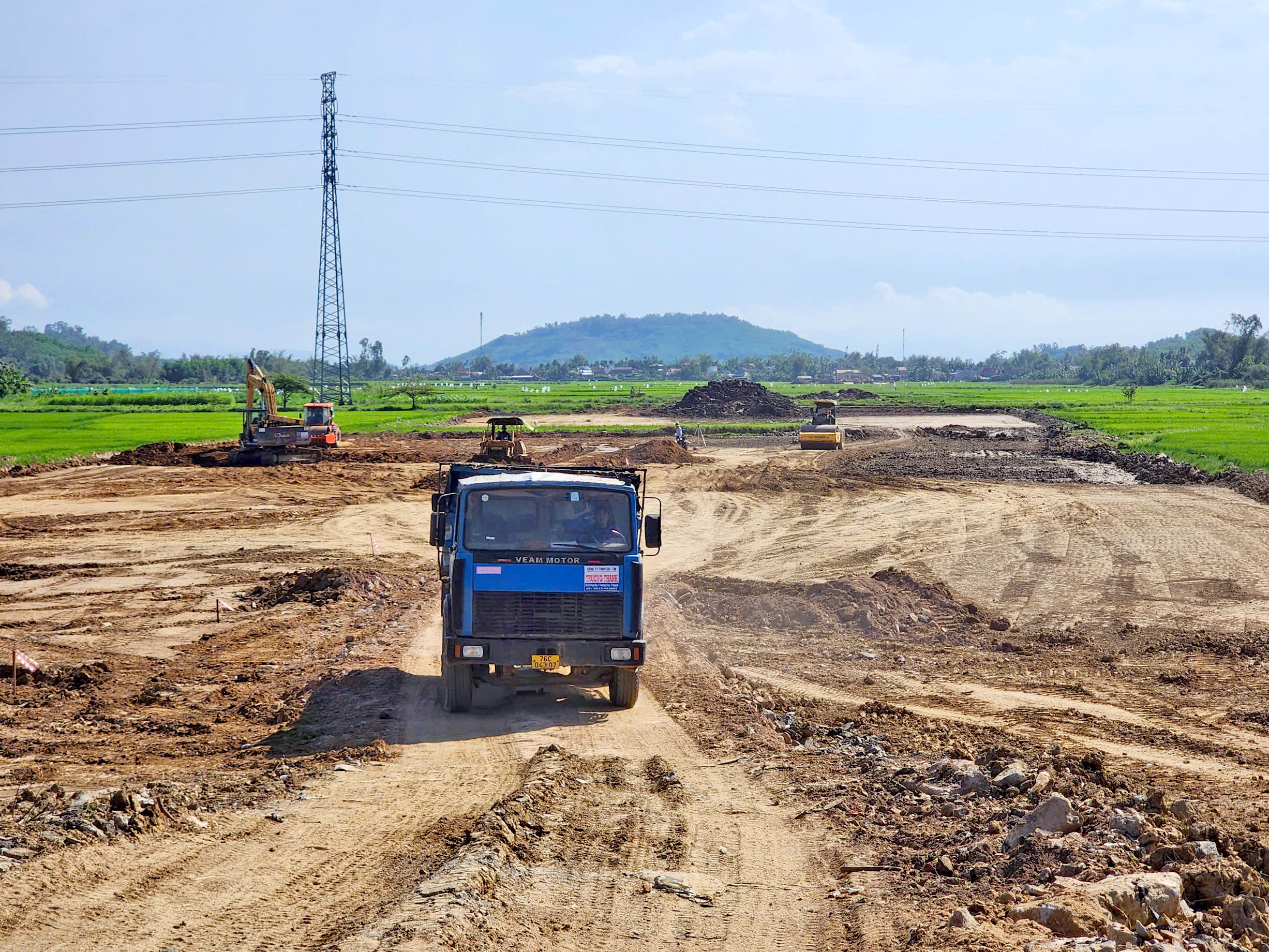 Quảng Ngãi lập tổ gỡ vướng bồi thường, 'khơi thông' loạt dự án ì ạch - Ảnh 1.