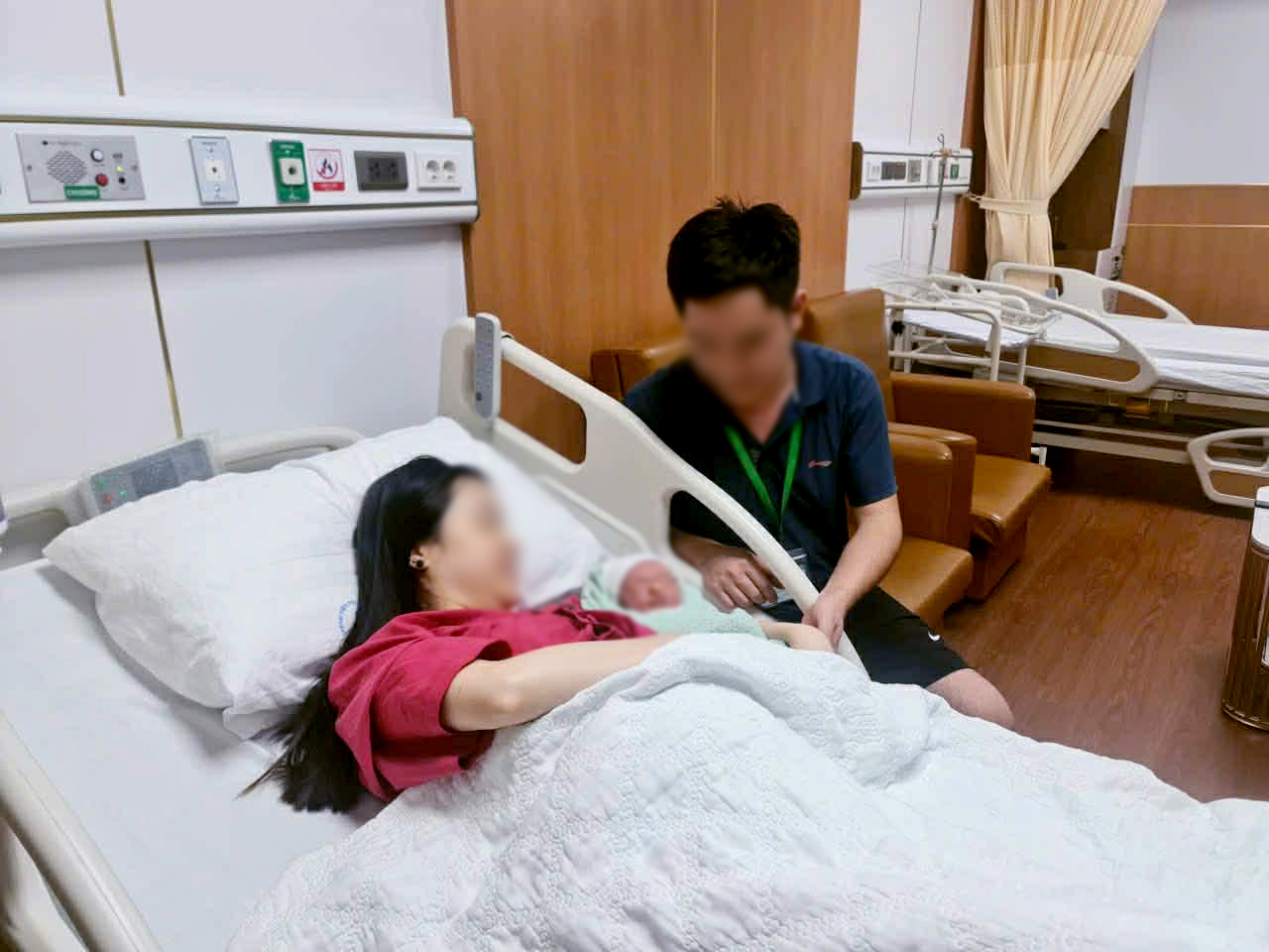 Kỳ tích 2 bé sinh đôi chào đời cách nhau 13 tuần - Ảnh 1.