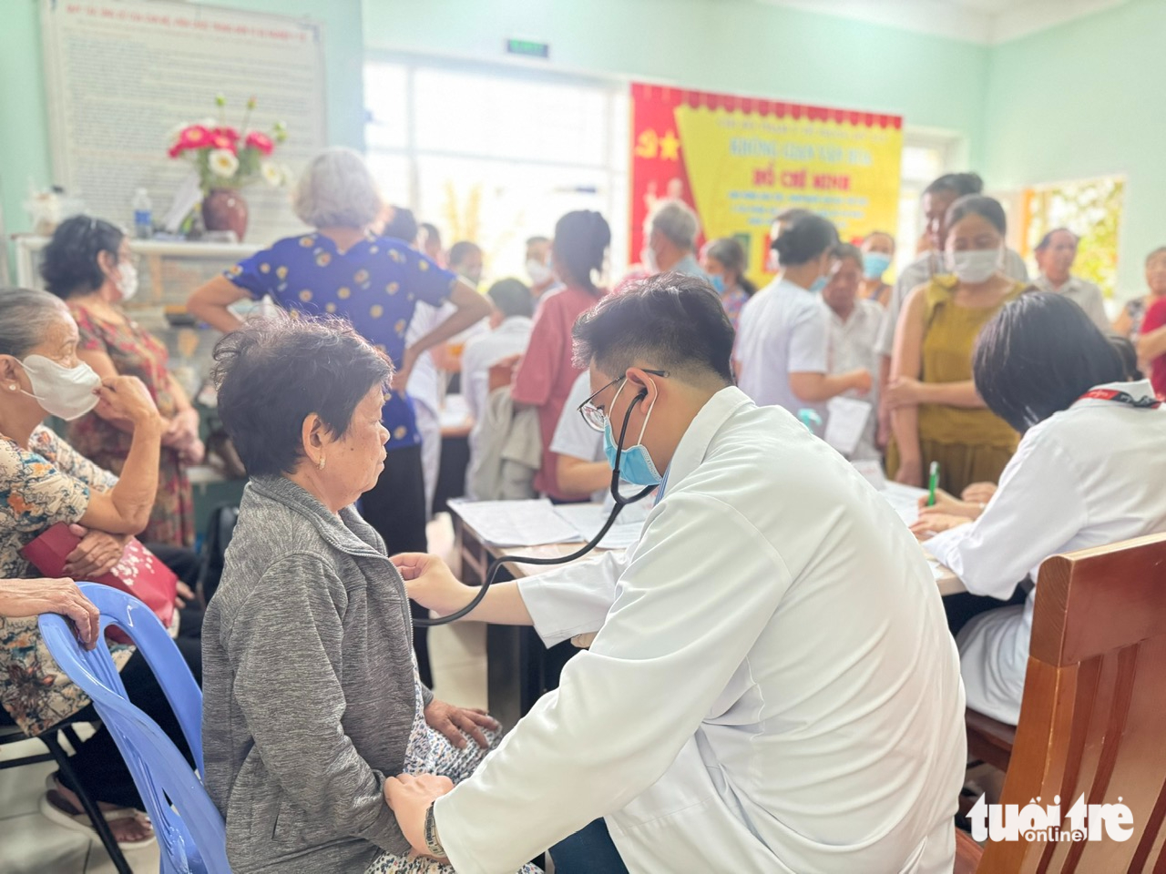 Hơn 100 bệnh viện ở TP.HCM về trạm y tế khám sức khỏe miễn phí, người dân hào hứng xếp hàng từ sớm - Ảnh 4.