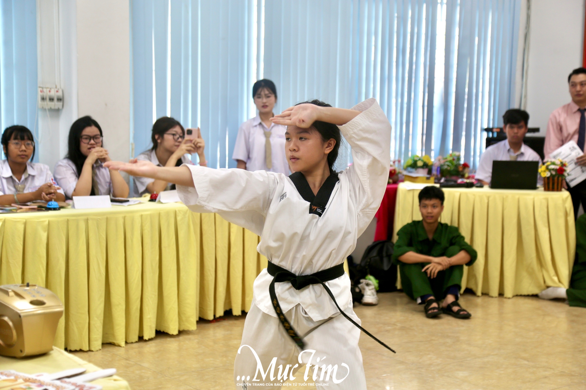 Tiết học tiếng Anh kết hợp AI cùng âm nhạc, diễn kịch tại Trường THPT Tân Phong- Ảnh 6.