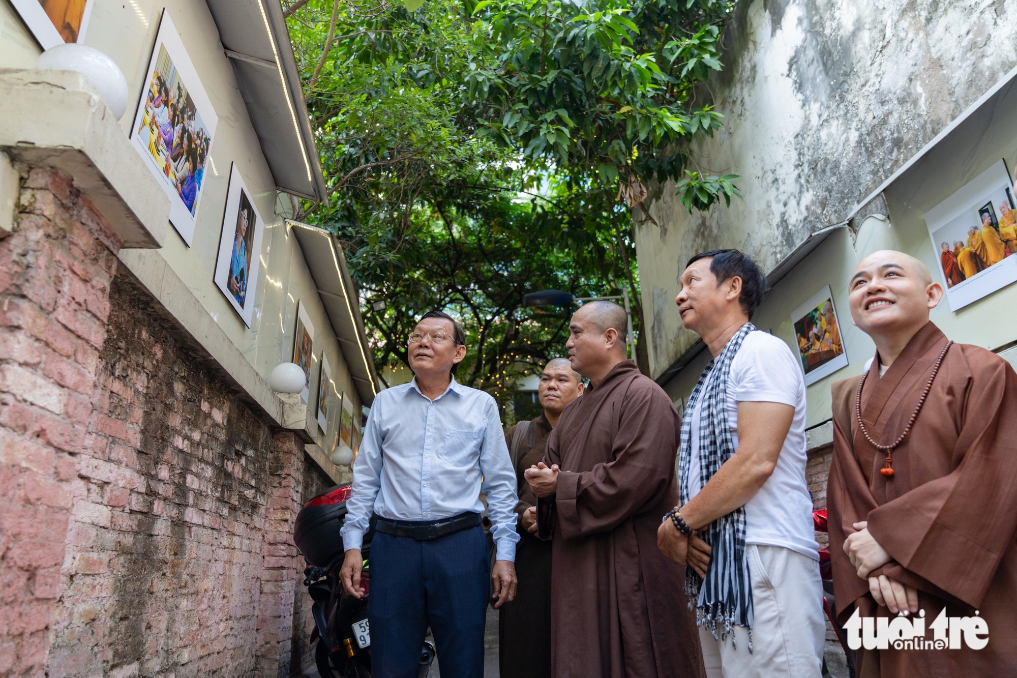 15 năm gắn bó học sinh khiếm thị, Trần Thế Phong ra sách ảnh Vượt qua bóng tối 2 - Ảnh 1.