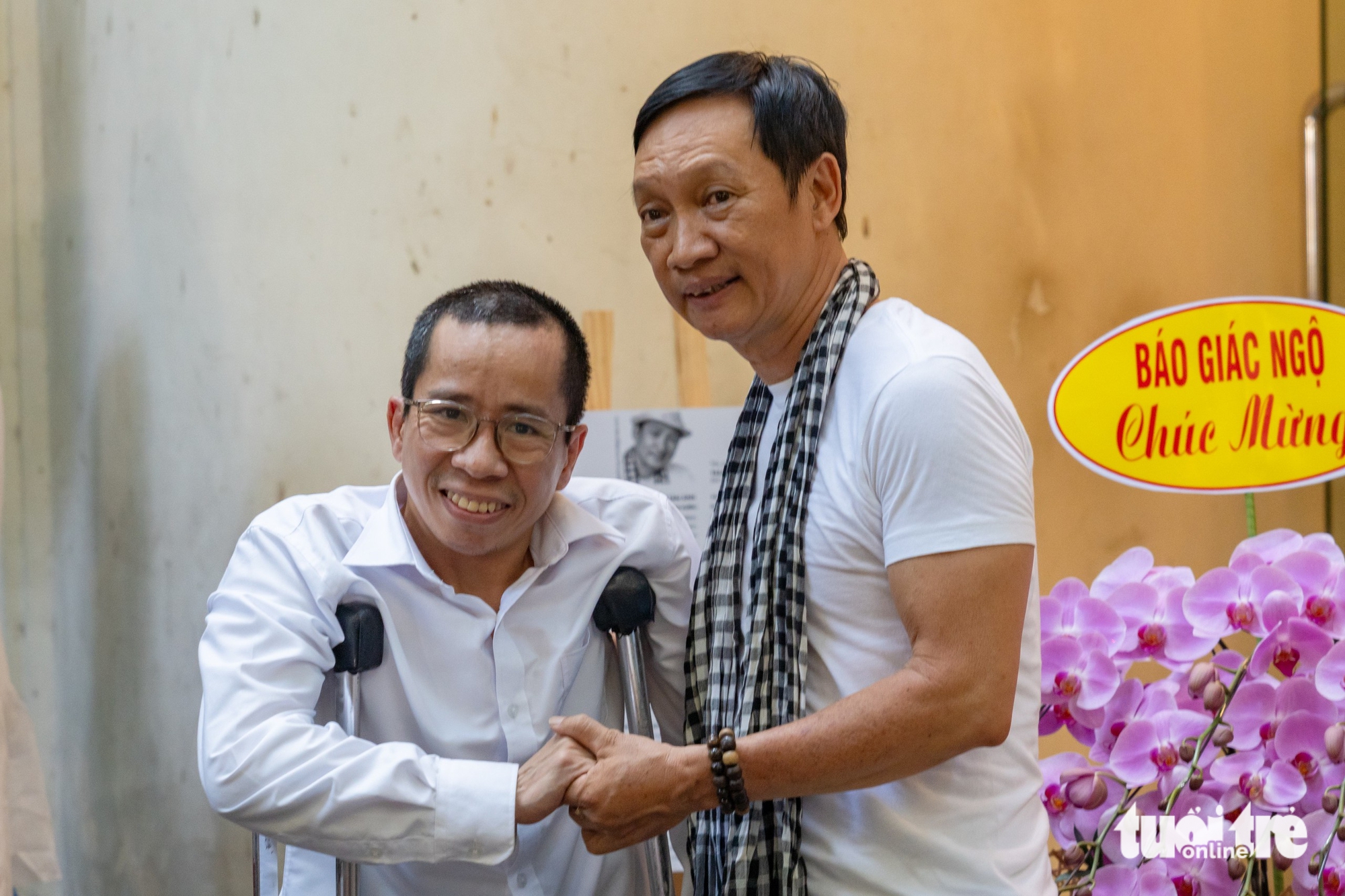 15 năm gắn bó học sinh khiếm thị, Trần Thế Phong ra sách ảnh Vượt qua bóng tối 2 - Ảnh 11.