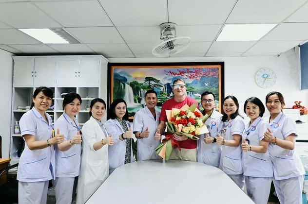 American chef travels to Vietnam’s Quang Tri for sight-restoring surgery- Ảnh 1.