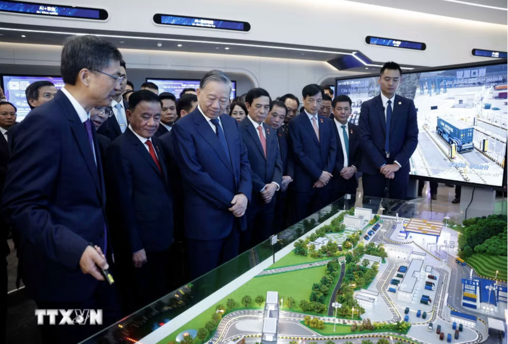 Tổng Bí thư, Chủ tịch nước Tô Lâm thăm Trung tâm Hợp tác đổi mới trí tuệ nhân tạo Trung Quốc - ASEAN - Ảnh 1.