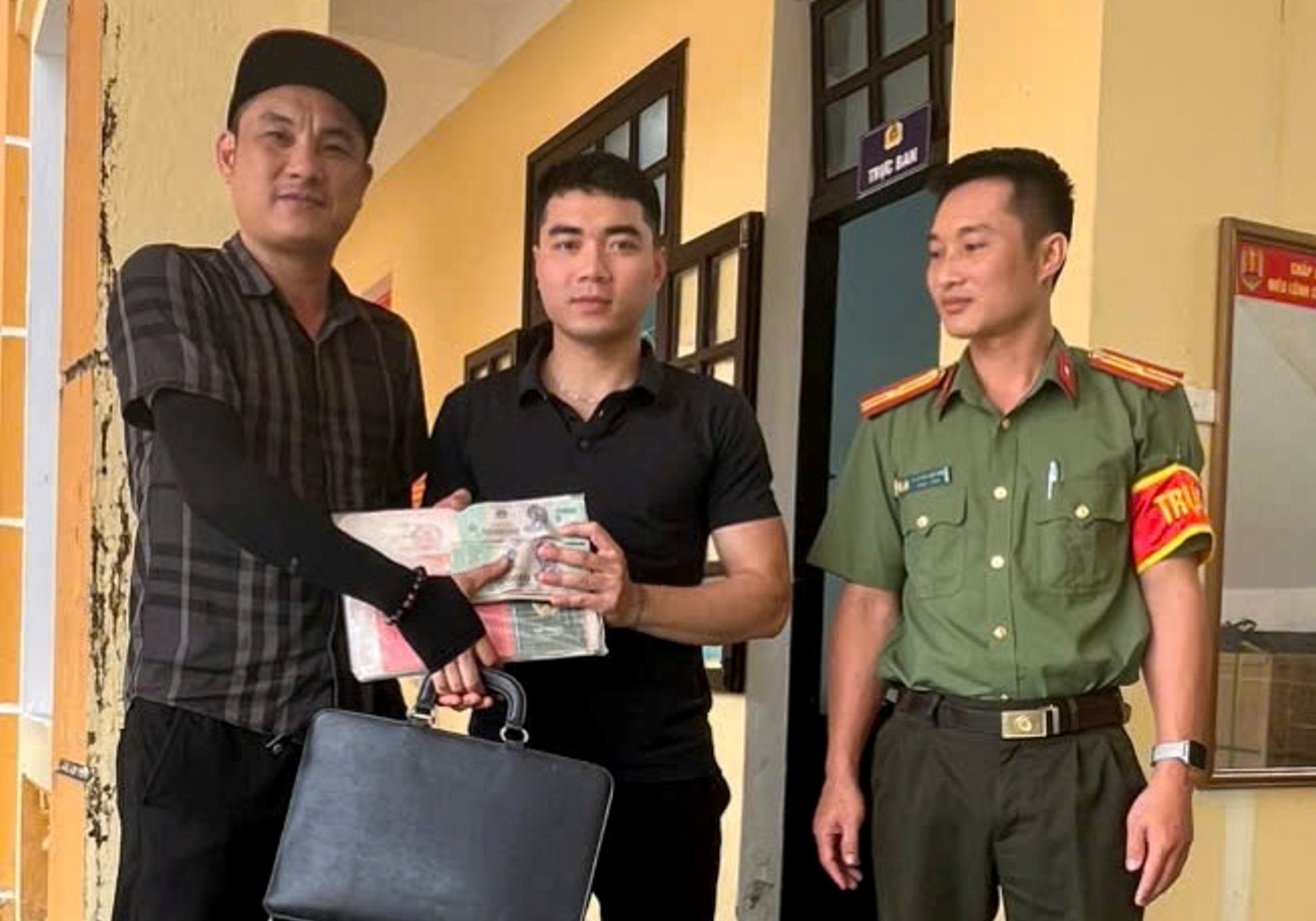 Phát hiện cặp chứa 350 triệu đồng đánh rơi, thanh niên đến công an nhờ tìm người mất - Ảnh 1.