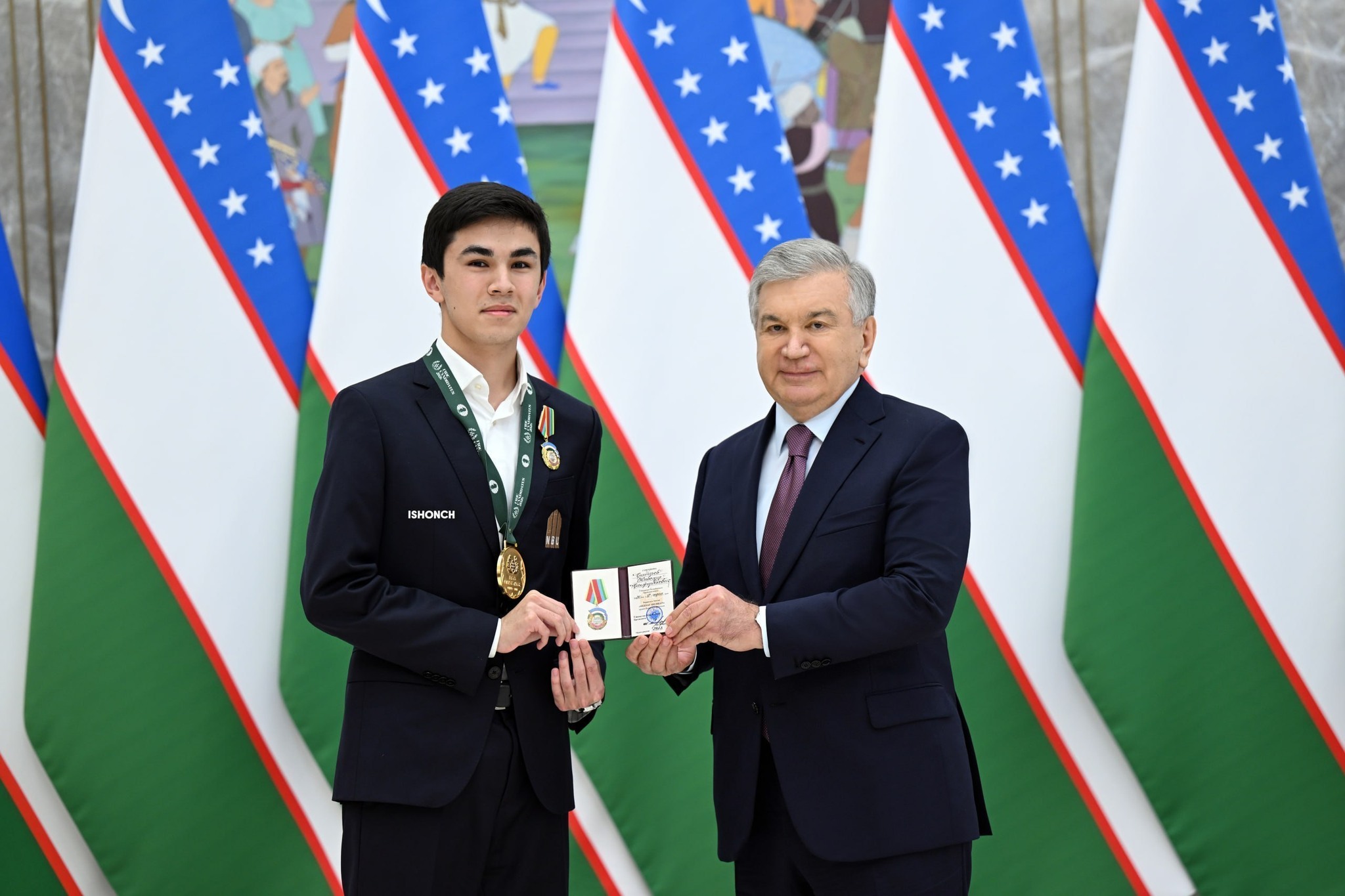 Kỳ thủ 20 tuổi Sindarov nhận huân chương danh giá từ Tổng thống Uzbekistan - Ảnh 1.
