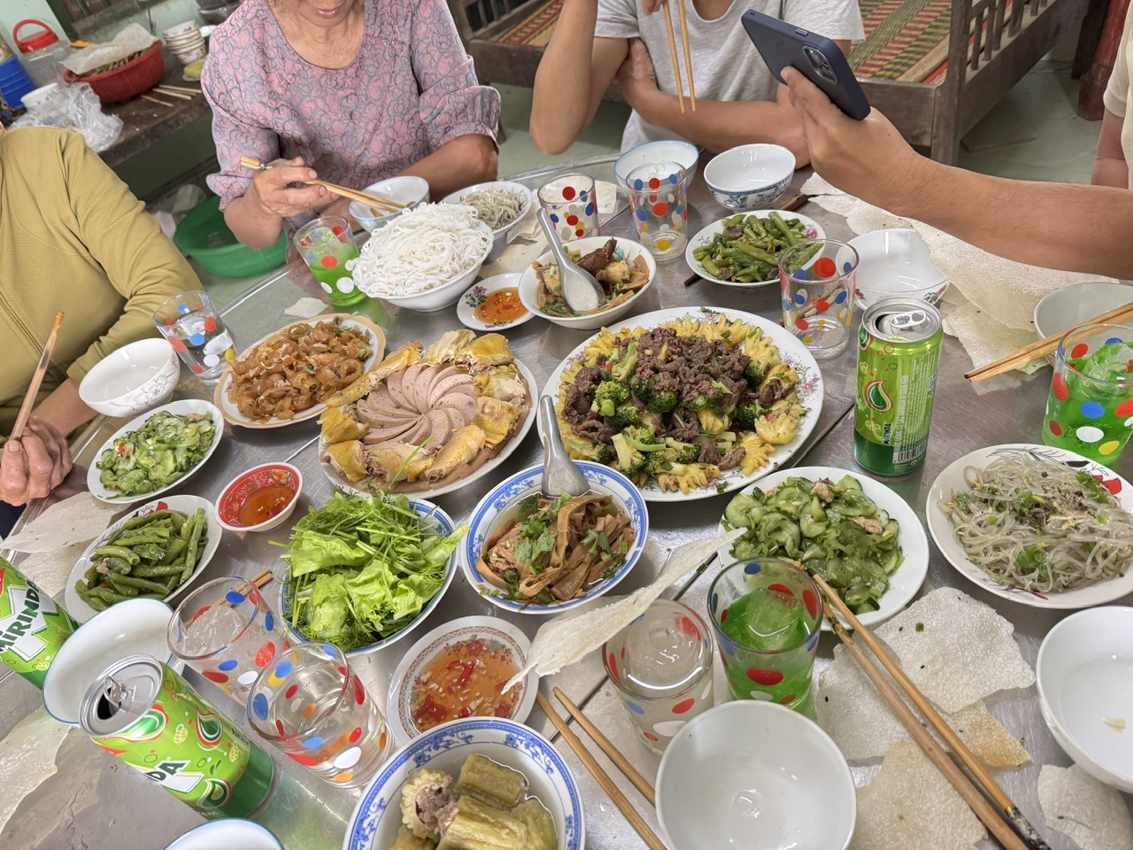 Hơn 80% người dân nhiễm vi khuẩn H. pylori từ thói quen ăn uống chung - Ảnh 1.