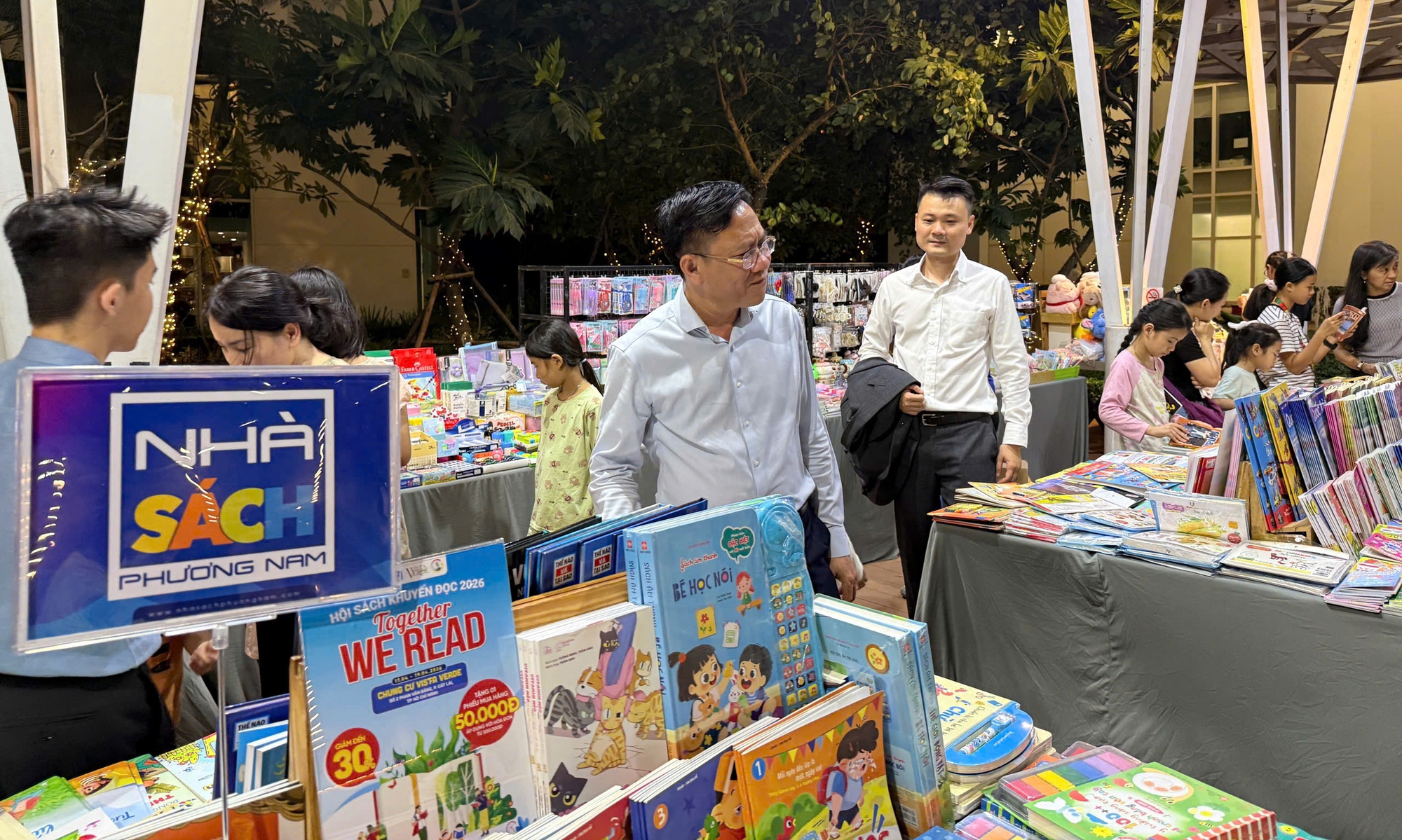 Lần đầu cư dân sống ở chung cư TP.HCM có hội sách ngay dưới nhà - Ảnh 2.