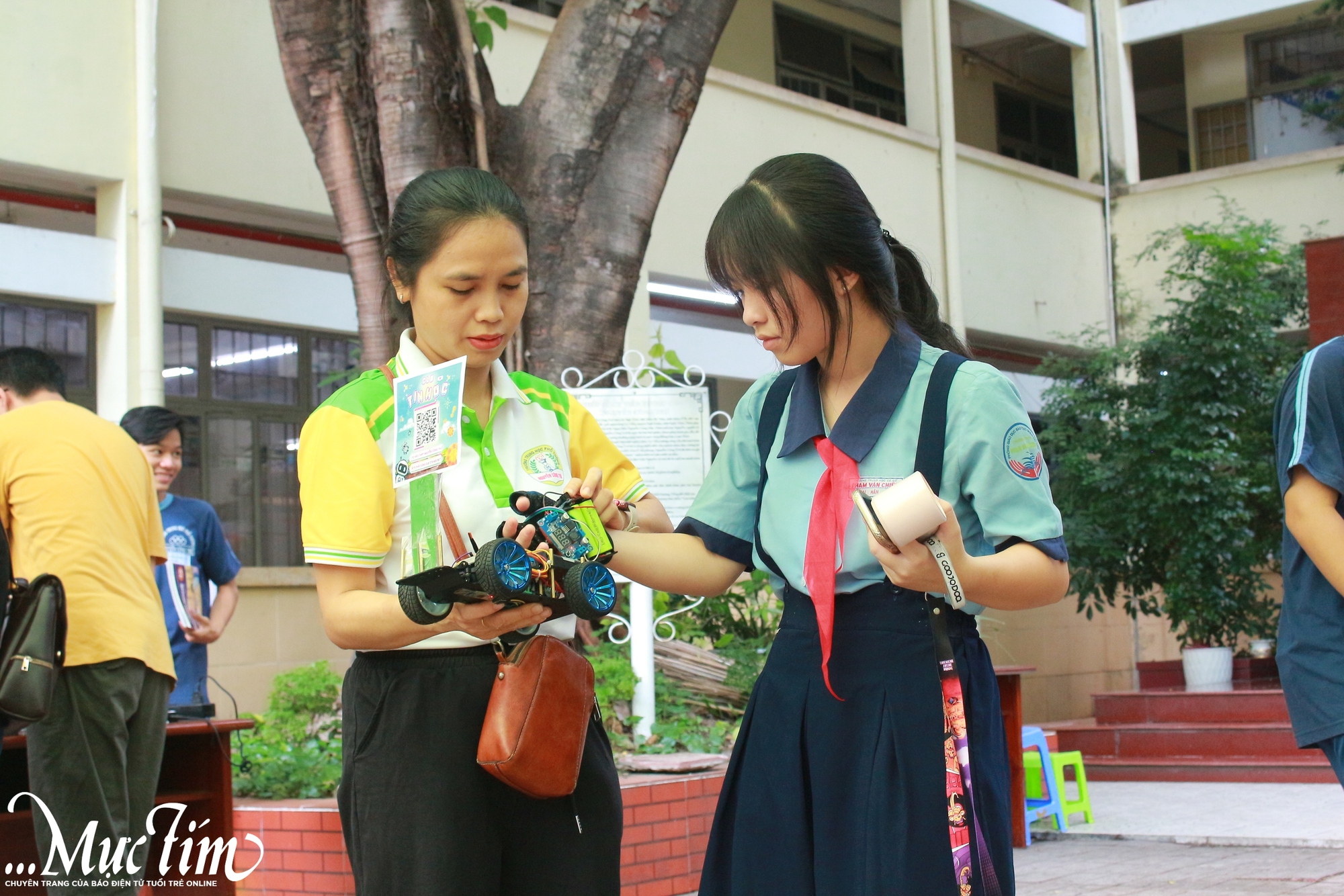 Học sinh lớp 9 mê mẩn trải nghiệm robot, AI tại Trường THPT Nguyễn Công Trứ - Ảnh 1.