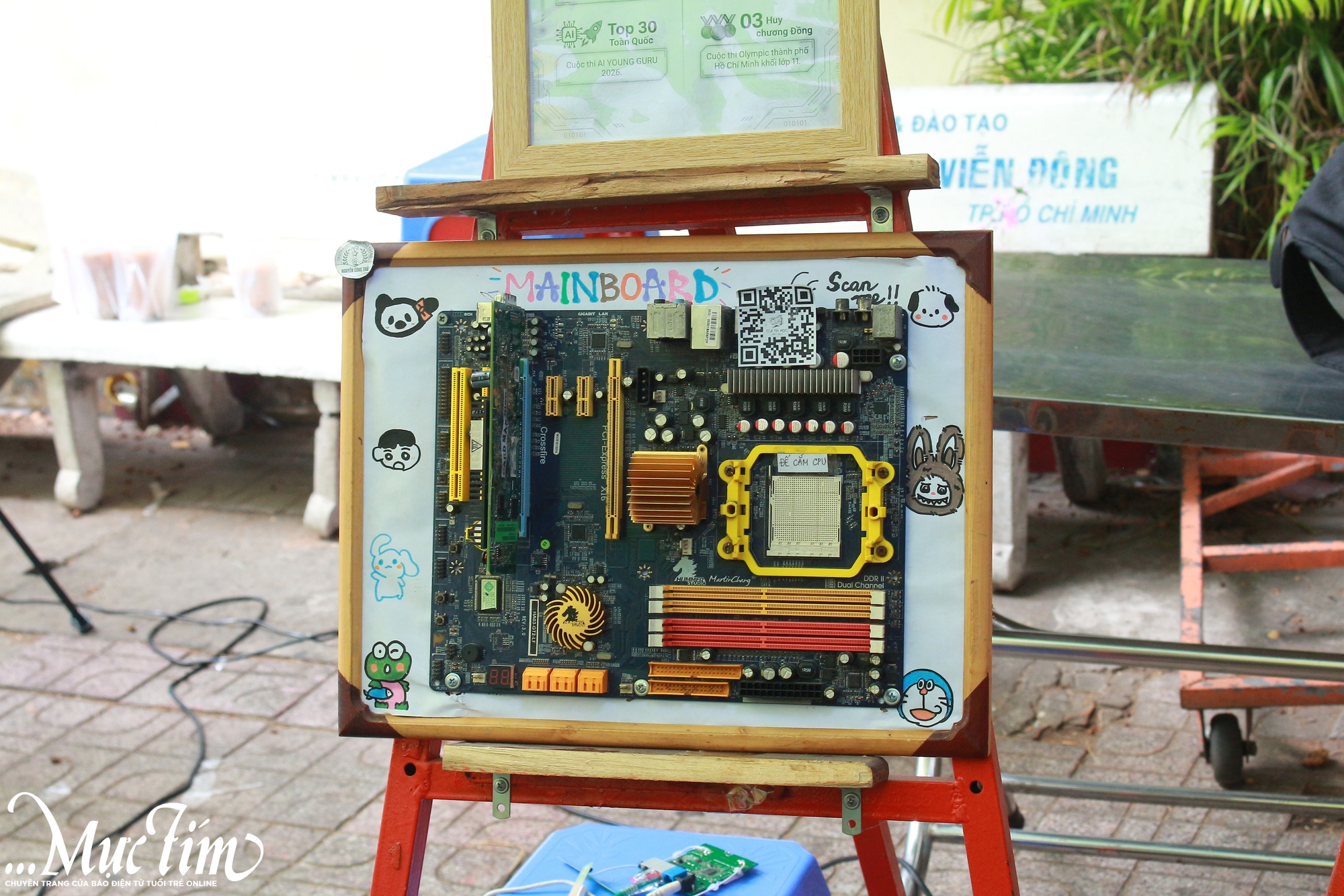 Học sinh lớp 9 mê mẩn trải nghiệm robot, AI tại Trường THPT Nguyễn Công Trứ - Ảnh 2.