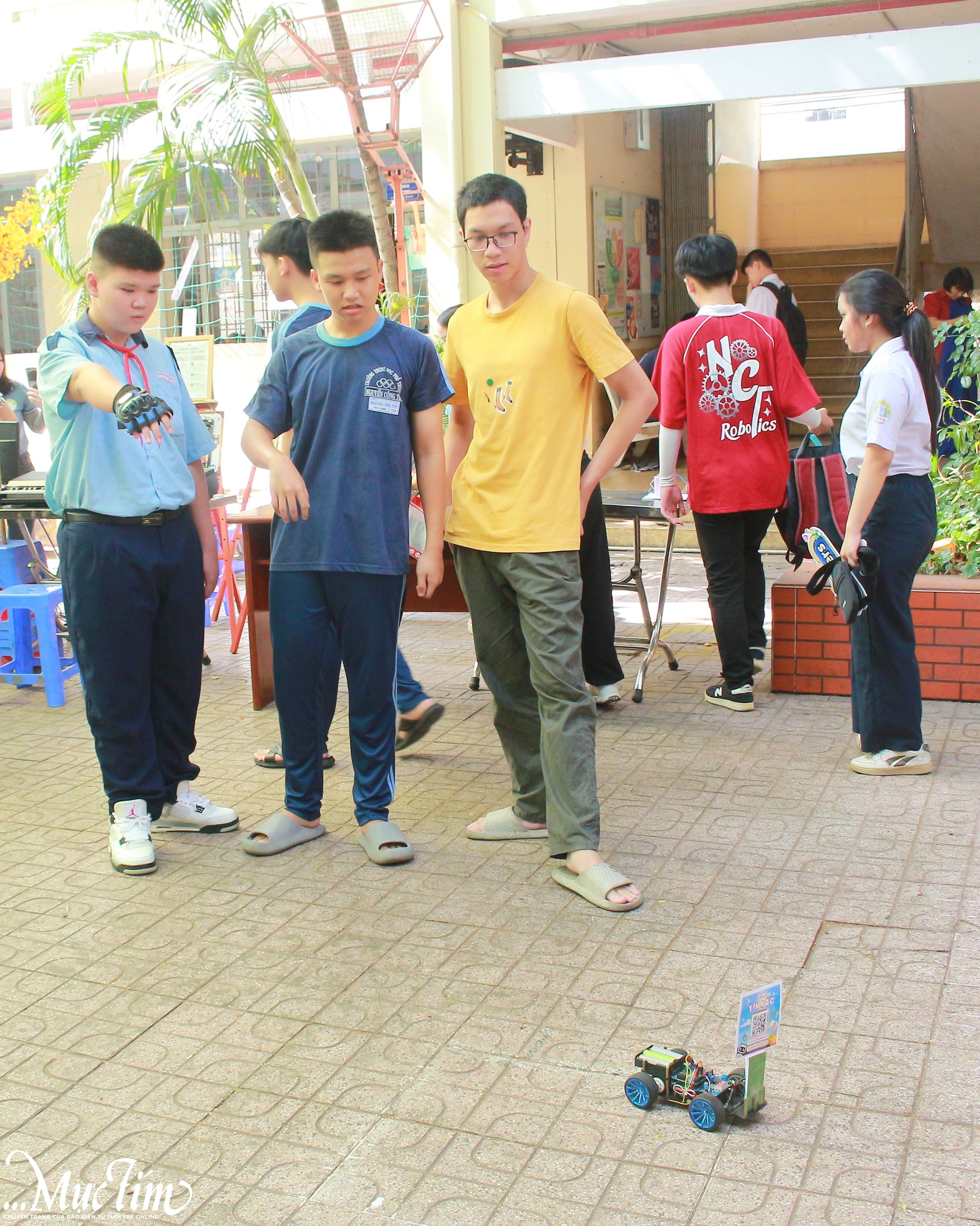 Học sinh lớp 9 mê mẩn trải nghiệm robot, AI tại Trường THPT Nguyễn Công Trứ - Ảnh 3.