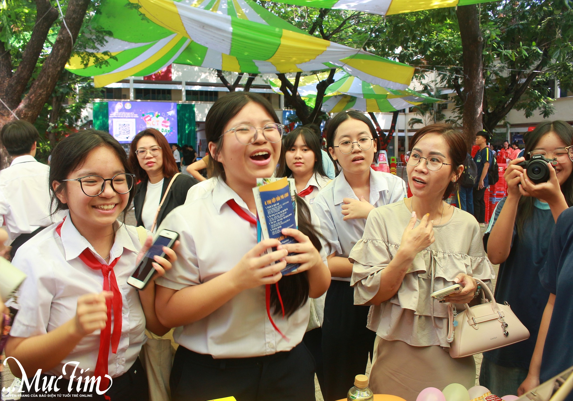 Học sinh lớp 9 mê mẩn trải nghiệm robot, AI tại Trường THPT Nguyễn Công Trứ - Ảnh 7.