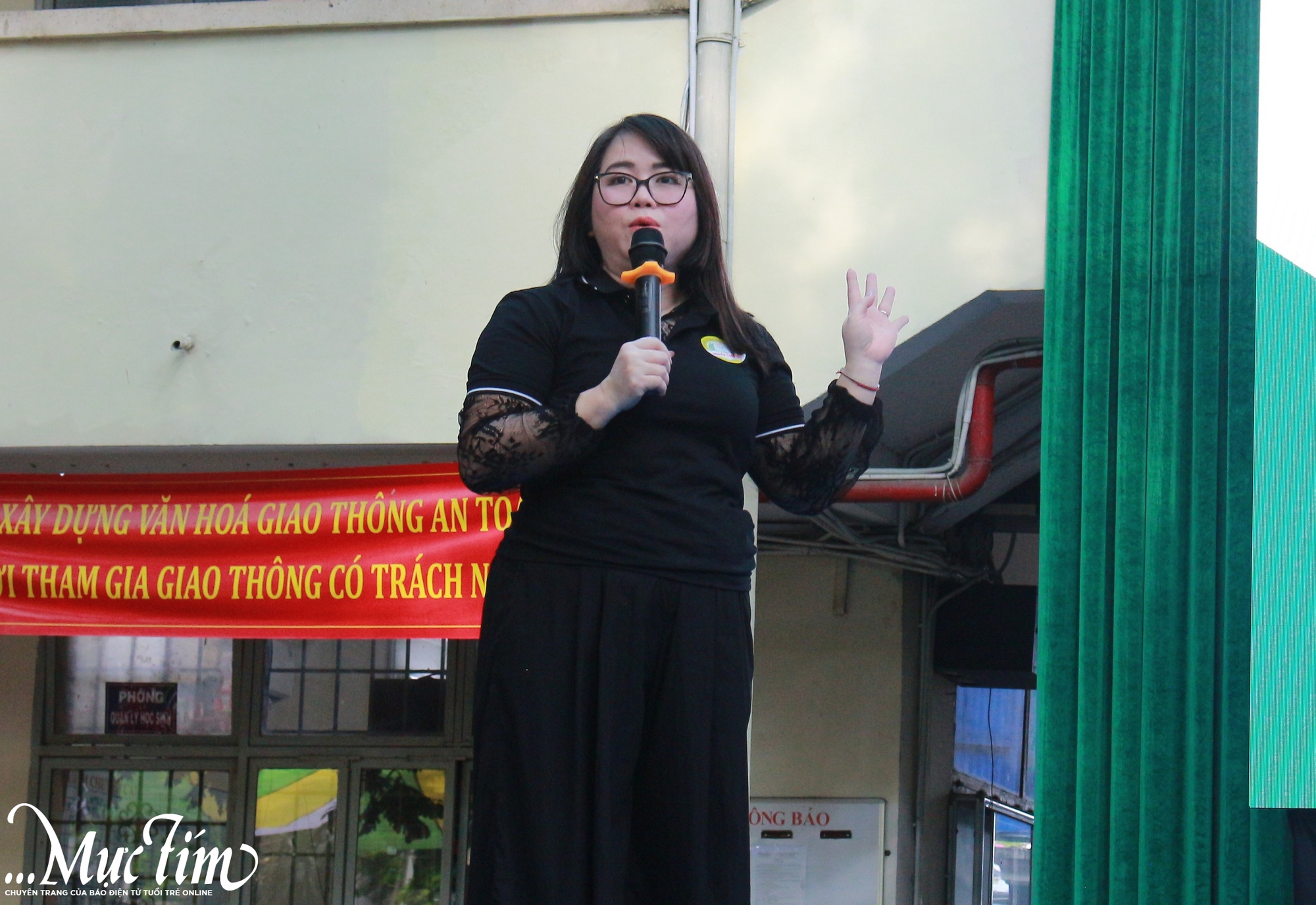 Học sinh lớp 9 mê mẩn trải nghiệm robot, AI tại Trường THPT Nguyễn Công Trứ - Ảnh 4.