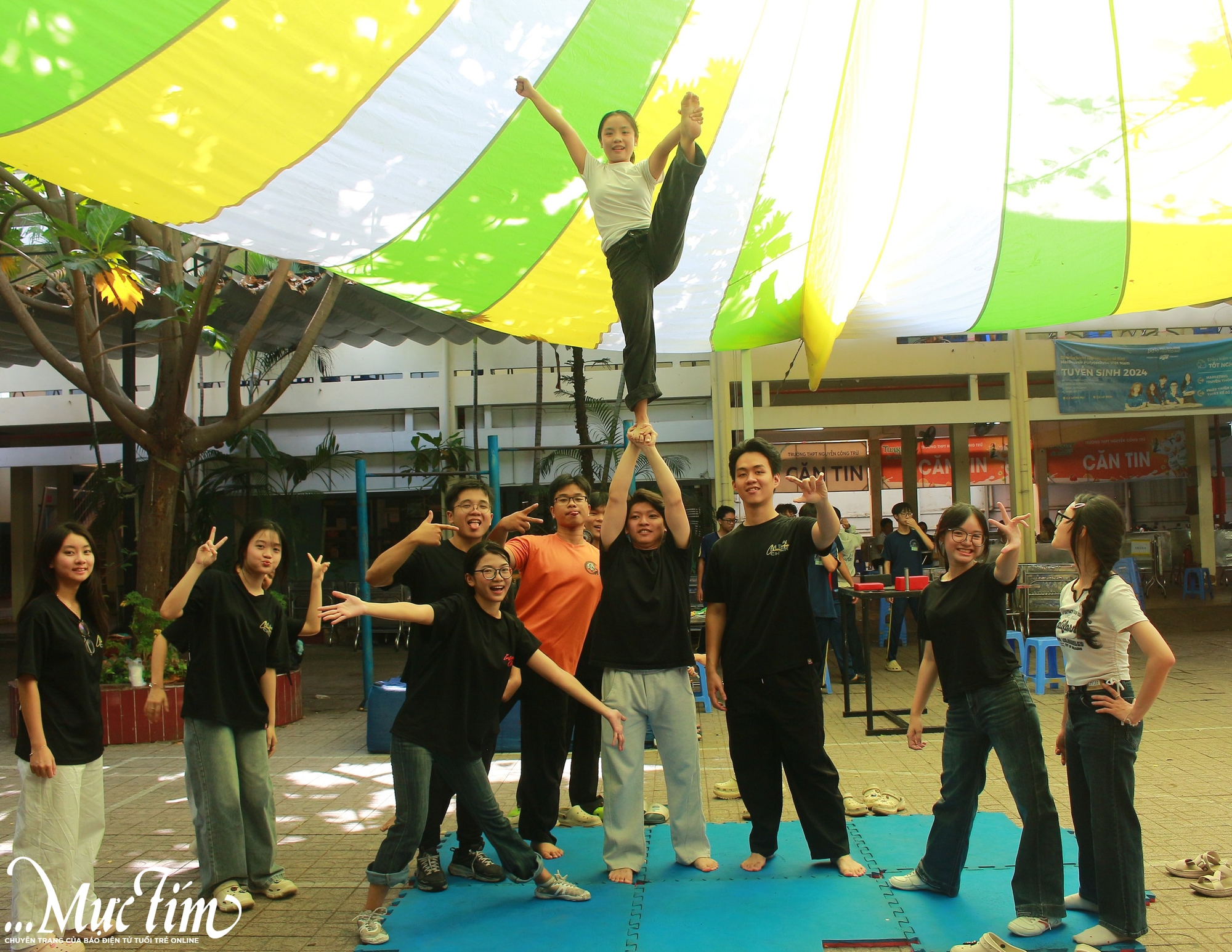 Học sinh lớp 9 mê mẩn trải nghiệm robot, AI tại Trường THPT Nguyễn Công Trứ - Ảnh 8.