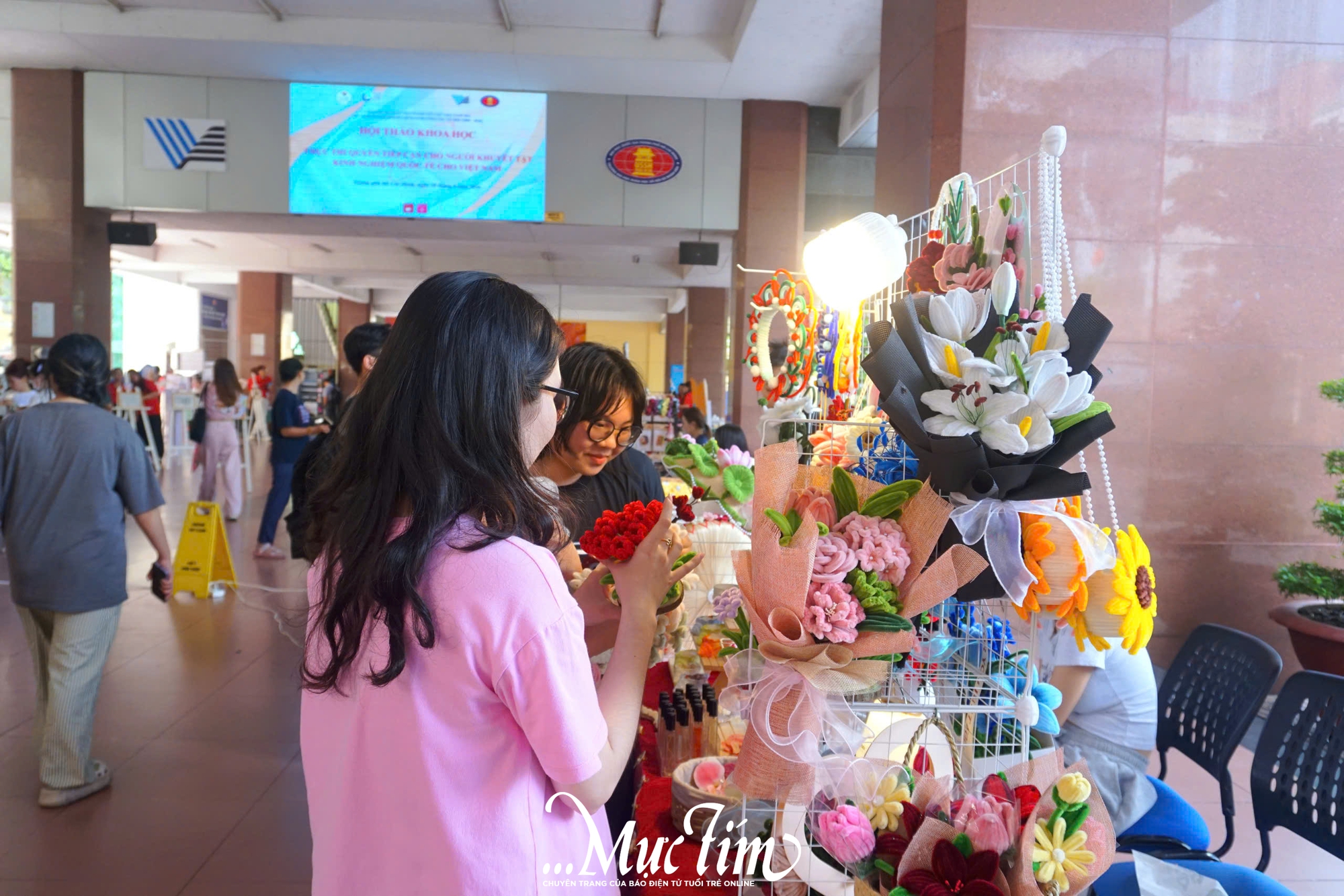 Sinh viên Trường Đại học Khoa học Xã hội và Nhân văn mở triển lãm tái hiện Sài Gòn thu nhỏ - Ảnh 4.