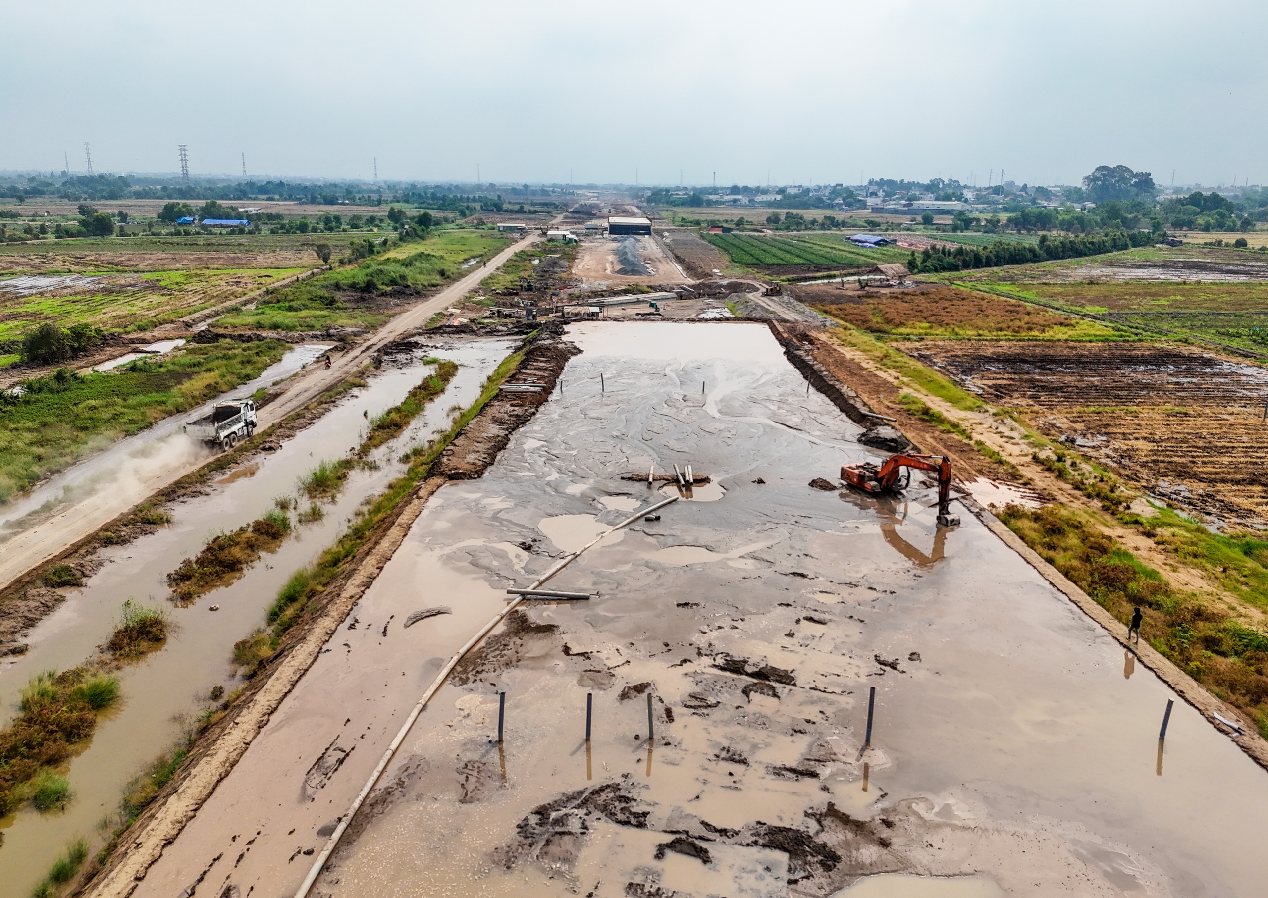 Tăng tốc xử lý đất yếu đoạn phía tây vành đai 3 TP.HCM sau phản ánh của Tuổi Trẻ - Ảnh 3.