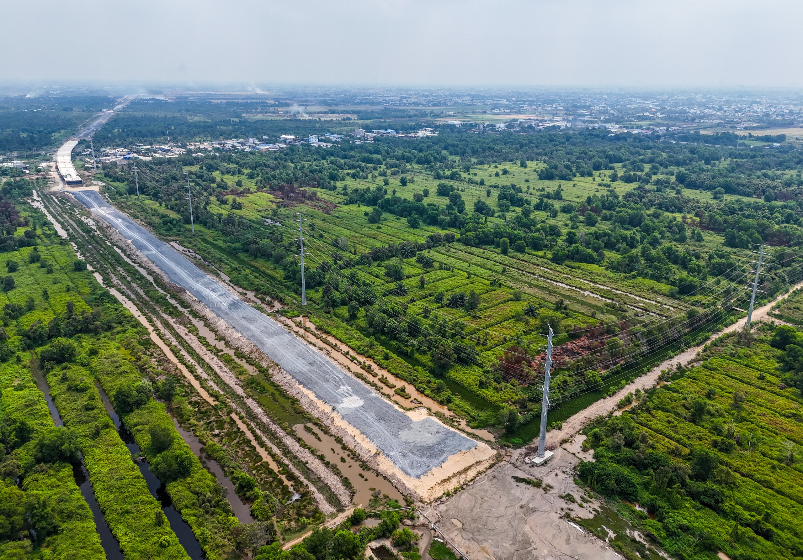 Tăng tốc xử lý đất yếu đoạn phía tây vành đai 3 TP.HCM sau phản ánh của Tuổi Trẻ - Ảnh 9.