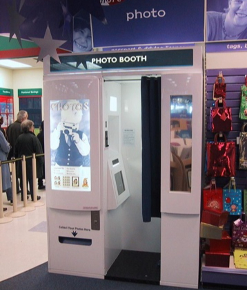 Hanoi police warn of data leak risks from QR code photobooth services - Ảnh 1.