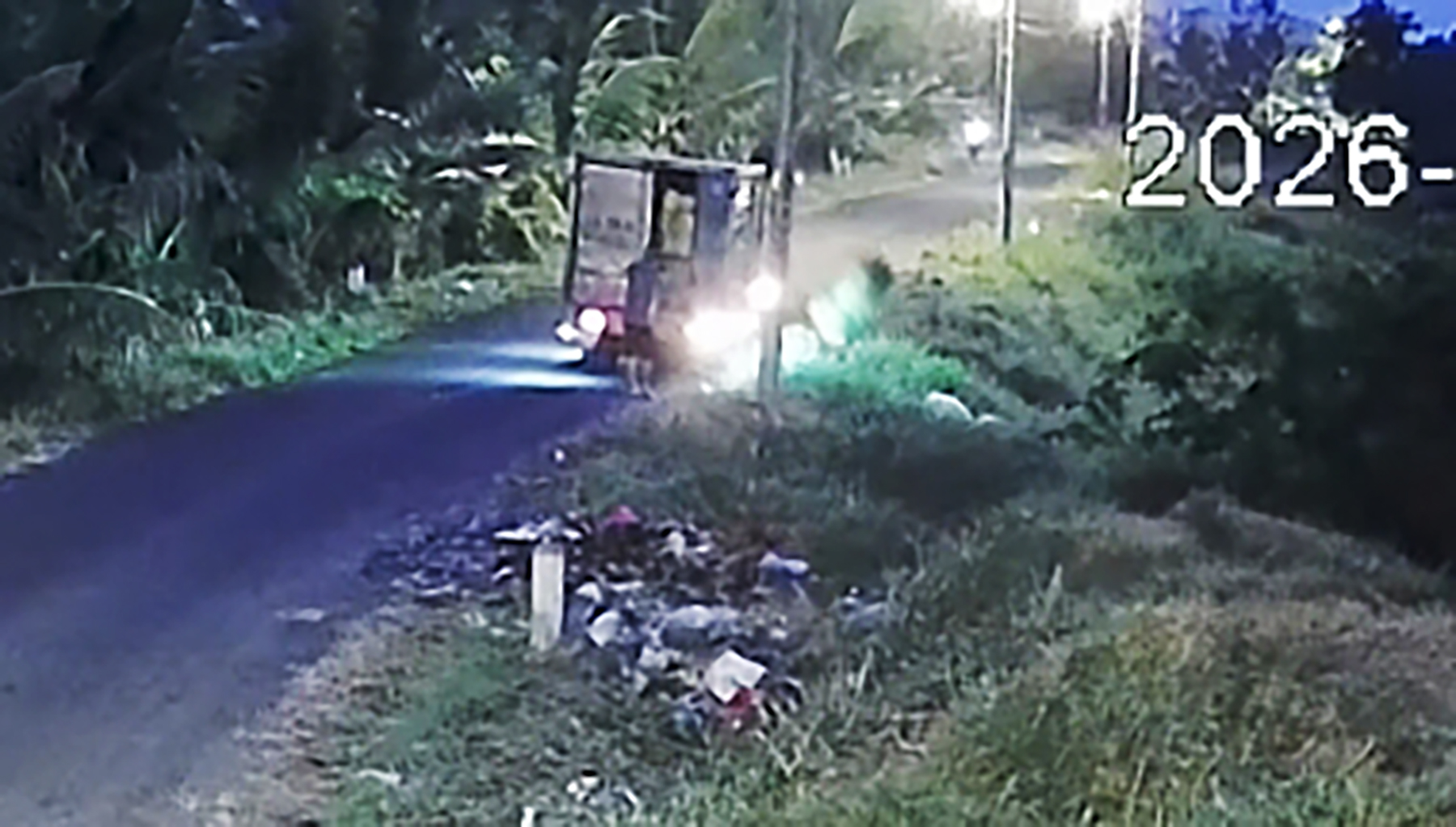 Ho Chi Minh City fines 2 $57 each for illegal dumping after CCTV review - Ảnh 3.